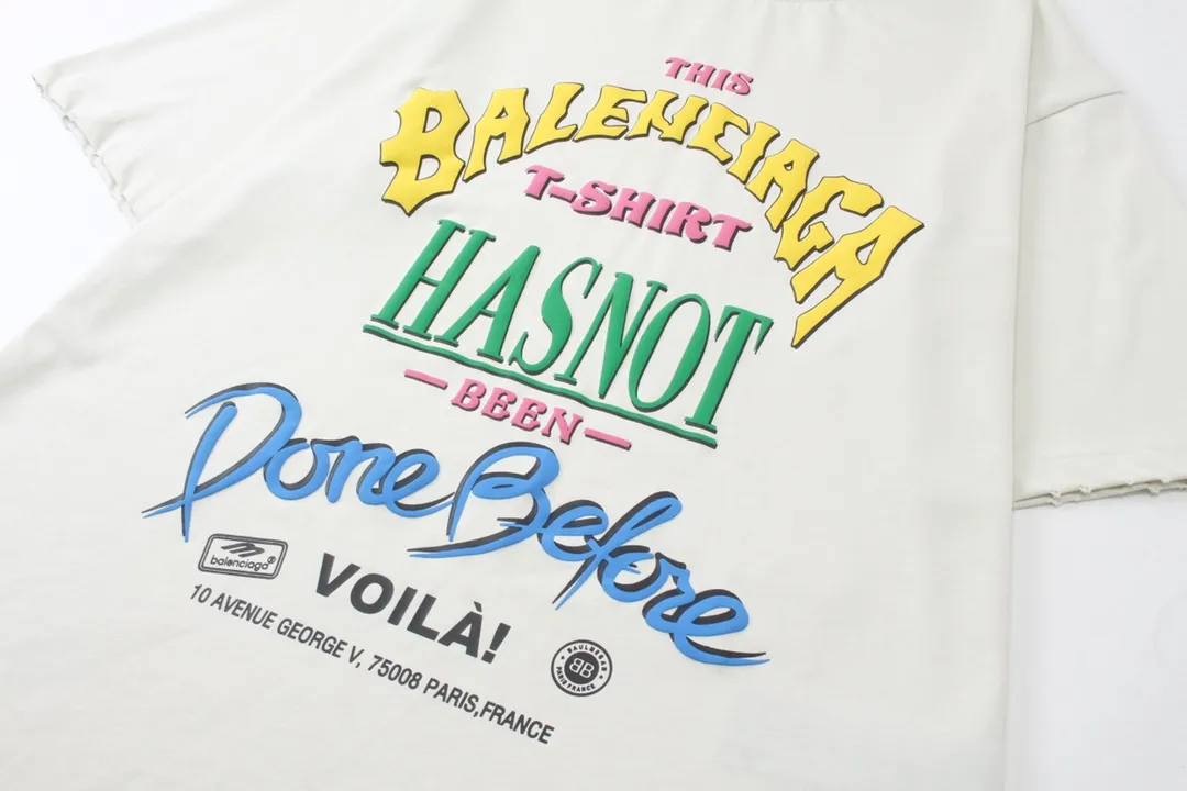 🅿️200 Detailed Picture [Top version. Official website quality] BALENCI*GA/Paris. 2024 new style, foam printed letters on the chest, washed and distressed short-sleeved T-shirt, 2024 new style. All pattern details, color, Y plate customization. Jubie market currency. Brick cabinets are synchronized. Genuine products are developed at the first time, and you can print and compare! The fabric is made of Paris ZP custom-woven and dyed cotton double yarn. Weighing 260 grams, the cloth surface is clean. The cloth pattern is clear, soft and comfortable. The threads are dyed with no color difference. The printing uses environmentally friendly imported foam printing, with clear letters and three-dimensional effect. The entire garment is washed, distressed and worn. The version adopts OS loose shoulder design. Same style for men and women. Code: BL223377 Color: black, pink, rice. Size: XS to L