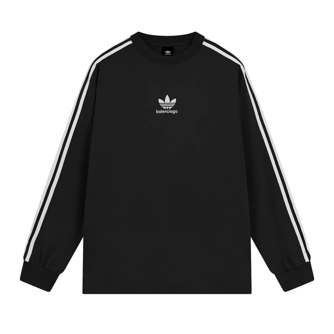 🅿️216 photos [Top version. Official website quality] BALENCI*GA/Paris co-branded Adidas Adidas clover three-stripe LOGO printed long-sleeved T-shirt #brick cabinet synchronization. Wait for a while to purchase and develop. Differentiating market currency, the fabric is made of Paris ZP custom-woven and dyed cotton double yarn. Weighing 260 grams, the cloth surface is clean. The cloth pattern is clear, soft and comfortable. The threads are dyed with no color difference. The classic pattern is printed with advanced materials, the letters are clear, three-dimensional, without burrs, and the brick cabinet is restored. Comparisons welcome. The version adopts OS loose shoulder design. Same style for men and women. Code: BL225008 Color: black, white, blue Size: XS S M L