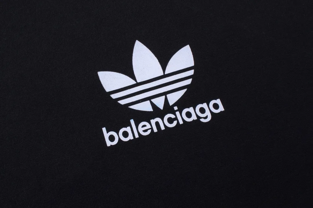 🅿️216 photos [Top version. Official website quality] BALENCI*GA/Paris co-branded Adidas Adidas clover three-stripe LOGO printed long-sleeved T-shirt #brick cabinet synchronization. Wait for a while to purchase and develop. Differentiating market currency, the fabric is made of Paris ZP custom-woven and dyed cotton double yarn. Weighing 260 grams, the cloth surface is clean. The cloth pattern is clear, soft and comfortable. The threads are dyed with no color difference. The classic pattern is printed with advanced materials, the letters are clear, three-dimensional, without burrs, and the brick cabinet is restored. Comparisons welcome. The version adopts OS loose shoulder design. Same style for men and women. Code: BL225008 Color: black, white, blue Size: XS S M L