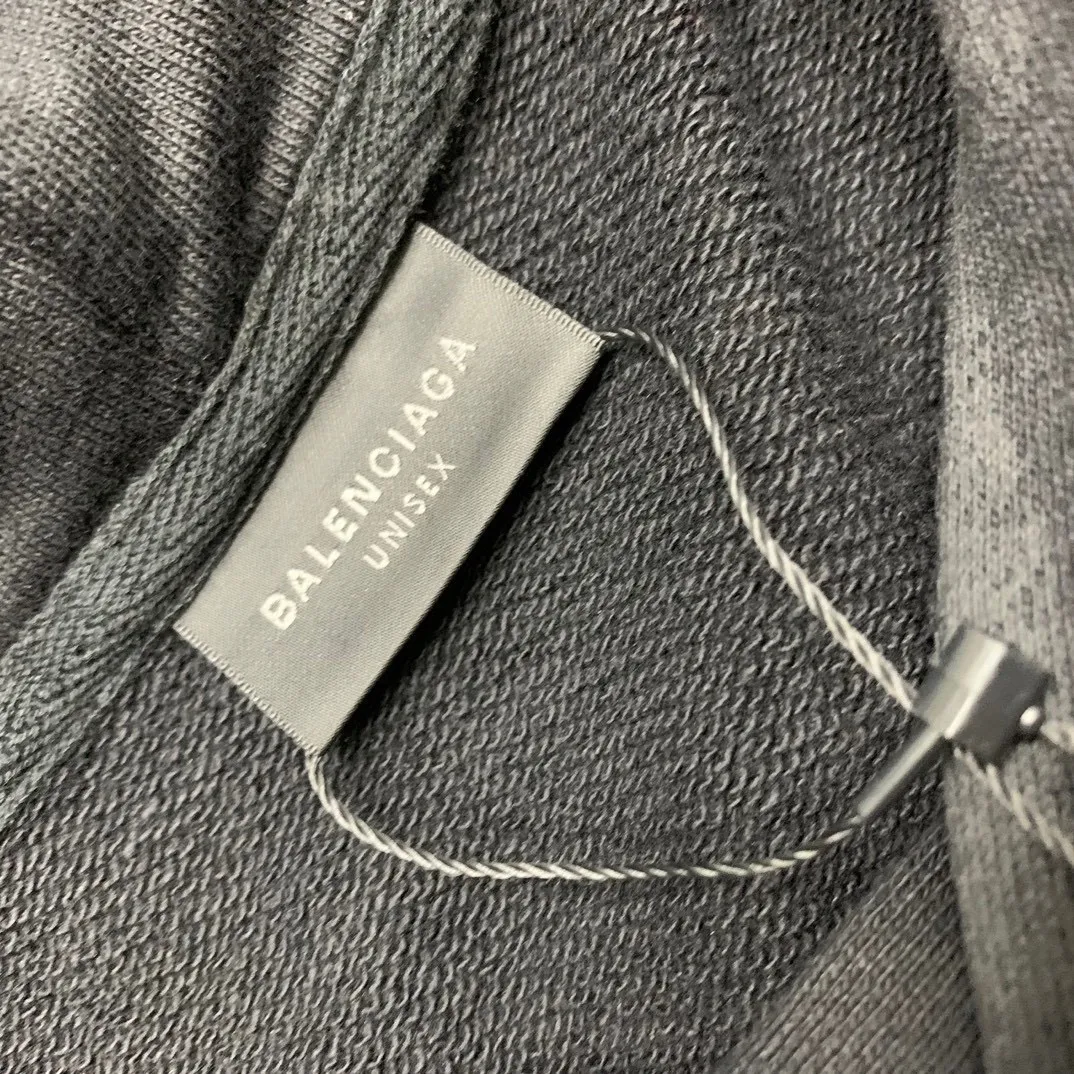 Additional details————Top-level verified version 23FW BALENCIAGA Paris Manchester United limited edition distressed male and female couple star same style pure cotton loose hooded sweatshirt [very suitable for Douyin, and other platforms! The letters in the LOGO position have been damaged and polished! 】 The fabric is custom-made washed knitted cotton terry material. The upper body is very soft. The front panel uses a classic hand pocket with a worn effect. The overall yellow and dirty effect is all artificially sprayed with majolica. It requires proficiency and experience to achieve this natural and elegant effect!  Customized towel embroidery on the chest, heavily damaged! The aging effect is very obvious! The overall artificial positioning coating is hand-made, washed and dirty. The frayed hole craftsmanship has a hand-painted graffiti effect. The arms behind the bend are made of open-stitch frayed craftsmanship. The wiring is delicate. Elastic cuff design. The whole body is hand-positioned with muddy dyeing and frayed effect! Ready-made garments are washed twice with water +➕ once with wax. It feels smooth!   The Manchester United letters and logo on the chest are designed with full embroidery and the details are visible!  Size: XS-L Color: White Black P: 470