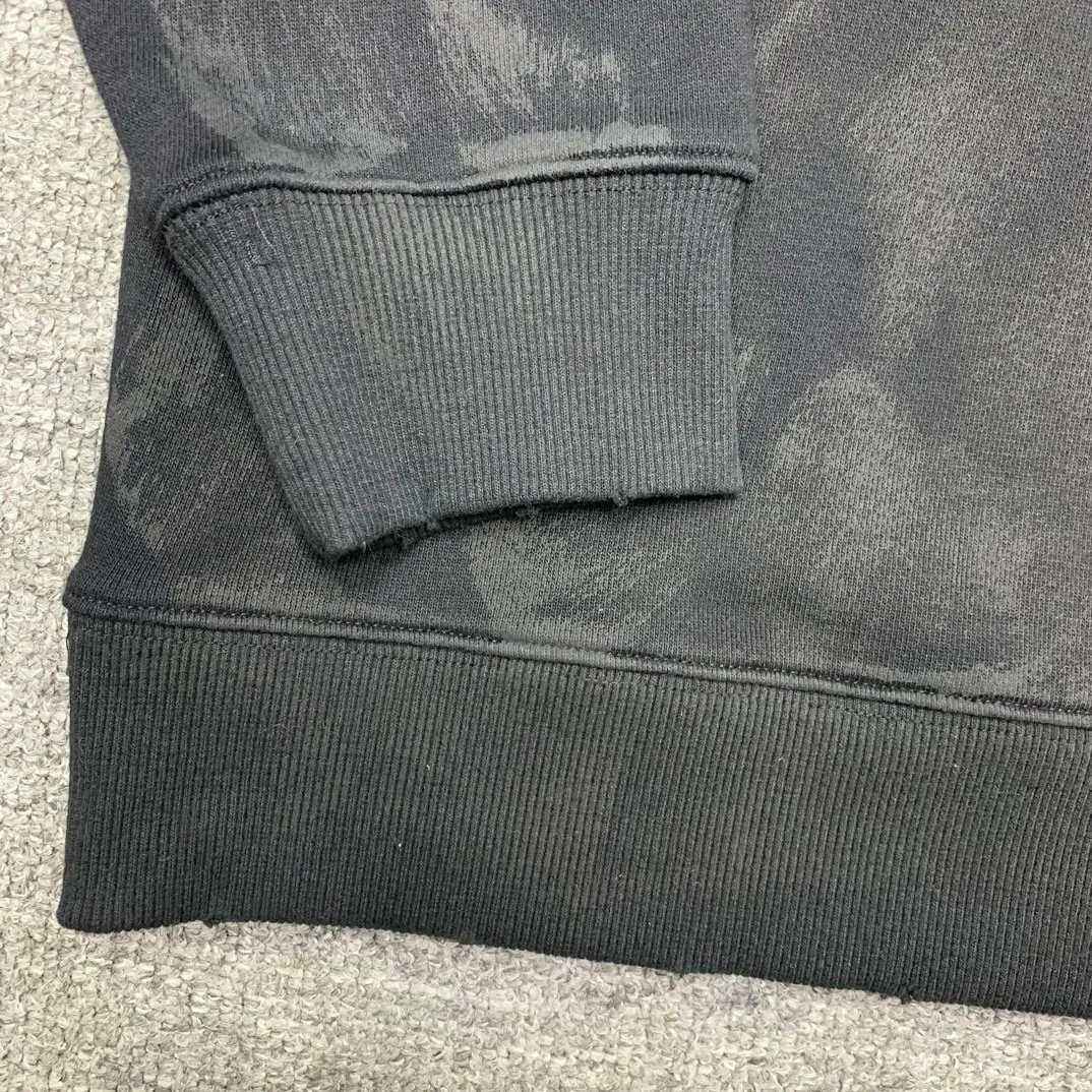 Additional details————Top-level verified version 23FW BALENCIAGA Paris Manchester United limited edition distressed male and female couple star same style pure cotton loose hooded sweatshirt [very suitable for Douyin, and other platforms! The letters in the LOGO position have been damaged and polished! 】 The fabric is custom-made washed knitted cotton terry material. The upper body is very soft. The front panel uses a classic hand pocket with a worn effect. The overall yellow and dirty effect is all artificially sprayed with majolica. It requires proficiency and experience to achieve this natural and elegant effect!  Customized towel embroidery on the chest, heavily damaged! The aging effect is very obvious! The overall artificial positioning coating is hand-made, washed and dirty. The frayed hole craftsmanship has a hand-painted graffiti effect. The arms behind the bend are made of open-stitch frayed craftsmanship. The wiring is delicate. Elastic cuff design. The whole body is hand-positioned with muddy dyeing and frayed effect! Ready-made garments are washed twice with water +➕ once with wax. It feels smooth!   The Manchester United letters and logo on the chest are designed with full embroidery and the details are visible!  Size: XS-L Color: White Black P: 470