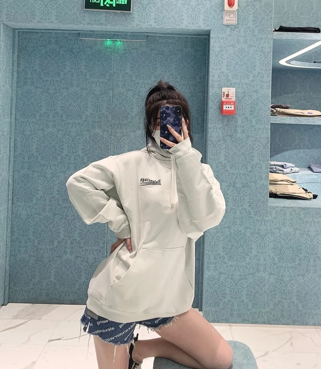 ♻️💯Upper body reference model picture❤️The top tested version of Balenciaga BALENCIAGA Cola Mailang embroidered print male and female couple stars the same autumn and winter pure cotton hoodie hooded sweatshirt. Three colors are available, ensuring the same fabric as the original version, no color difference! Customized dyeing in a package! INS, Xiaohongshu’s popular style, classics that never fade away! The king of orders in Spain, the fried chicken is highly recommended! 480% pure cotton terry fabric, comfortable and warm! Full of drape! The printing uses Tajima embroidery machine imported from Japan, which is known as the fighter among embroidery machines. The embroidery is meticulous, with no threads or skipped threads, the printing and embroidery are full and fine, and the letter spacing is consistent with ZP! Wearing it gives you full confidence and peace of mind! The labels and washes are all correct! On behalf of G at the same level! Consistent packaging at the counter! Size: XS-L Color: Purple light gray white gray P:450