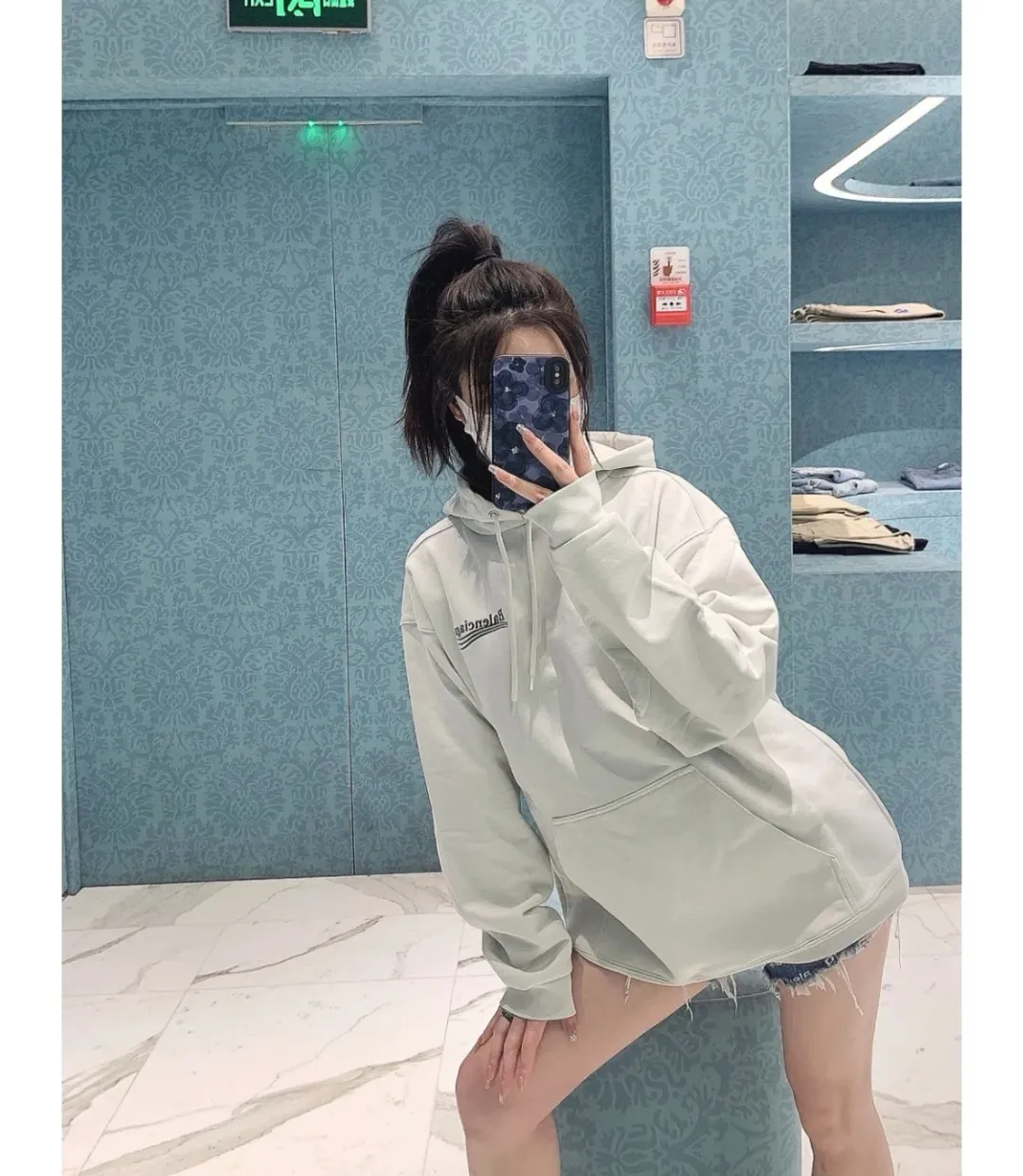 ♻️💯Upper body reference model picture❤️The top tested version of Balenciaga BALENCIAGA Cola Mailang embroidered print male and female couple stars the same autumn and winter pure cotton hoodie hooded sweatshirt. Three colors are available, ensuring the same fabric as the original version, no color difference! Customized dyeing in a package! INS, Xiaohongshu’s popular style, classics that never fade away! The king of orders in Spain, the fried chicken is highly recommended! 480% pure cotton terry fabric, comfortable and warm! Full of drape! The printing uses Tajima embroidery machine imported from Japan, which is known as the fighter among embroidery machines. The embroidery is meticulous, with no threads or skipped threads, the printing and embroidery are full and fine, and the letter spacing is consistent with ZP! Wearing it gives you full confidence and peace of mind! The labels and washes are all correct! On behalf of G at the same level! Consistent packaging at the counter! Size: XS-L Color: Purple light gray white gray P:450