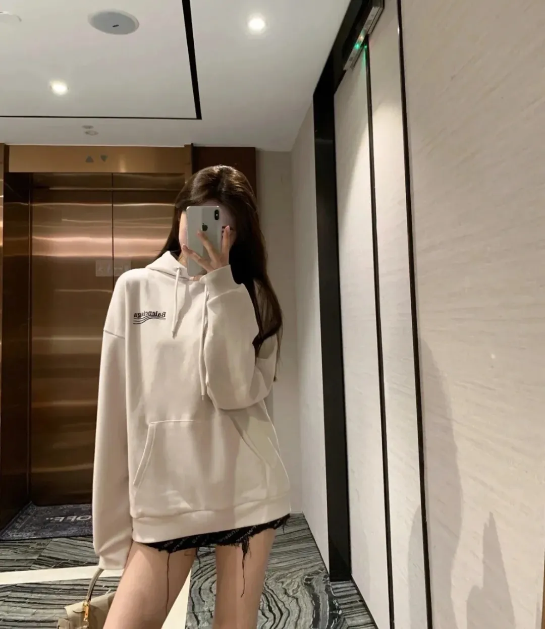 ♻️💯Upper body reference model picture❤️The top tested version of Balenciaga BALENCIAGA Cola Mailang embroidered print male and female couple stars the same autumn and winter pure cotton hoodie hooded sweatshirt. Three colors are available, ensuring the same fabric as the original version, no color difference! Customized dyeing in a package! INS, Xiaohongshu’s popular style, classics that never fade away! The king of orders in Spain, the fried chicken is highly recommended! 480% pure cotton terry fabric, comfortable and warm! Full of drape! The printing uses Tajima embroidery machine imported from Japan, which is known as the fighter among embroidery machines. The embroidery is meticulous, with no threads or skipped threads, the printing and embroidery are full and fine, and the letter spacing is consistent with ZP! Wearing it gives you full confidence and peace of mind! The labels and washes are all correct! On behalf of G at the same level! Consistent packaging at the counter! Size: XS-L Color: Purple light gray white gray P:450