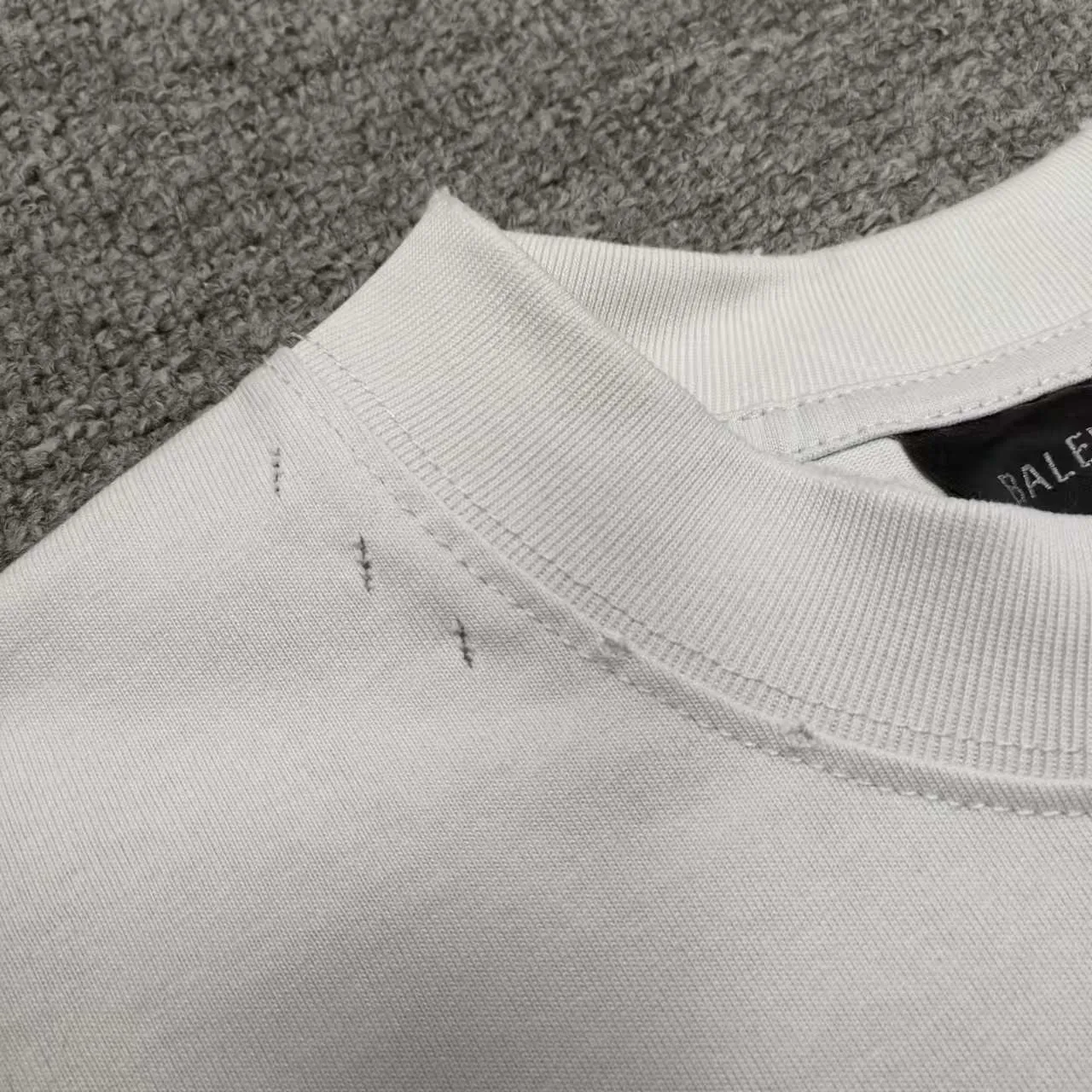 Top version BALENCIAGA/Paris. 2025 new dissolving letter brick cabinet synchronized. Genuine product developed at the first time, happy to print and compare! The fabric is made of Paris ZP custom-woven and dyed cotton with double yarn. Weighing 260 grams, the cloth surface is clean. The cloth pattern is clear, soft and comfortable. The threads are dyed with no color difference. The embroidery uses imported Tajima embroidery machines. The letters are clear and the effect is three-dimensional. The entire garment is worn and distressed. The version adopts OS loose shoulder design. Same style for men and women. Color: black. White. Size: XS S M L P: 290