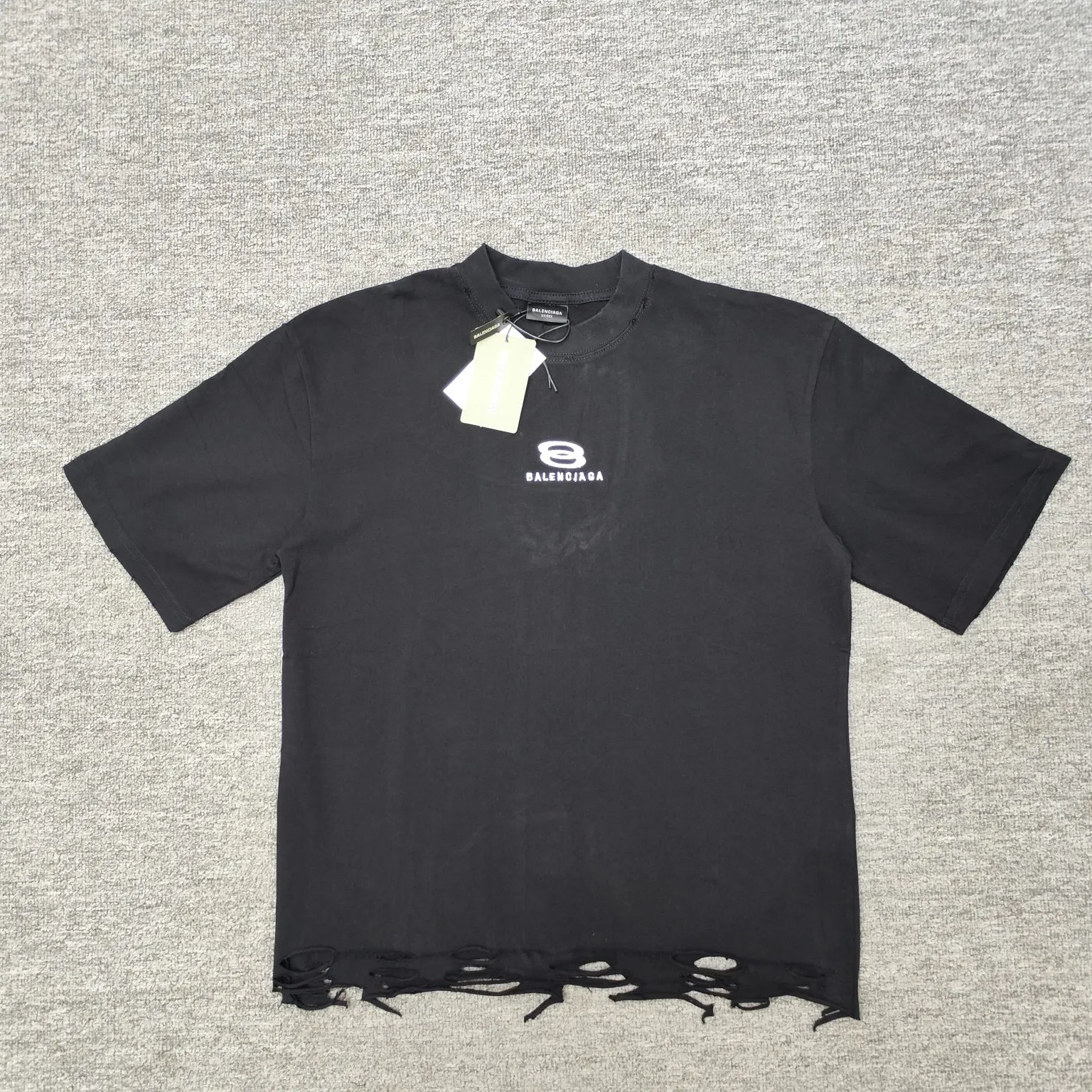 Top version of Balenciaga's new short-sleeved T-shirt. 280g double yarn pure cotton fabric. Logo embroidered on the chest. Distressed tearing process on the hem. Loose fit. Same style for men and women. Original development of custom-woven fabrics. Washing process. High weight 280g fabric. Full texture. Clean cloth. Soft and comfortable. Solona thread dyeing with no color difference. The fabric is made of custom-woven and dyed combed cotton, which has been processed by custom-woven and dyed, dust-free singeing and facial hair-feeding processes to ensure softness, comfort and non-deformation. The letter design is scanned by a computer to ensure that the front and rear widths are consistent, and then imported Behringer machines are used for precision embroidery.