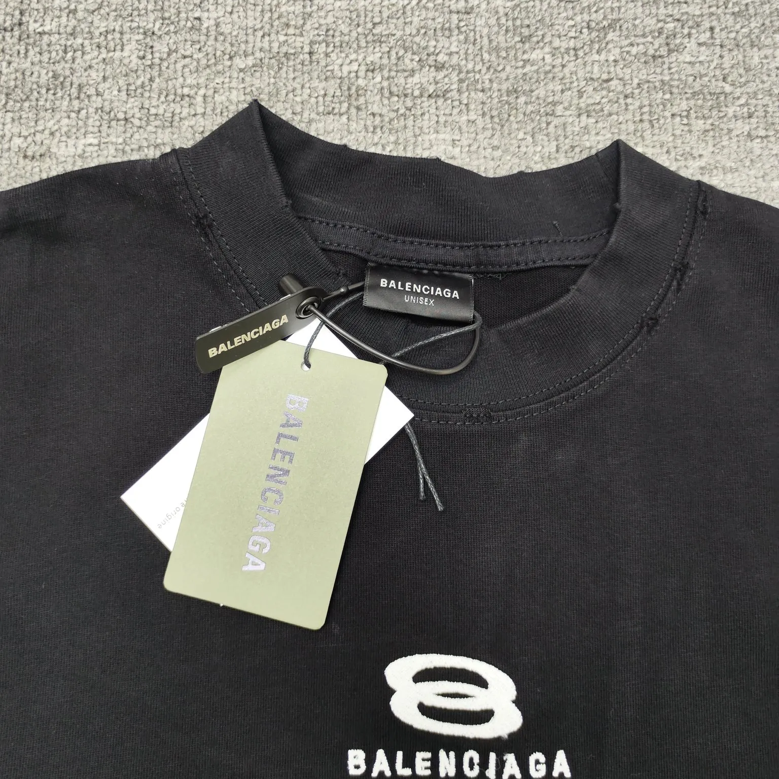Top version of Balenciaga's new short-sleeved T-shirt. 280g double yarn pure cotton fabric. Logo embroidered on the chest. Distressed tearing process on the hem. Loose fit. Same style for men and women. Original development of custom-woven fabrics. Washing process. High weight 280g fabric. Full texture. Clean cloth. Soft and comfortable. Solona thread dyeing with no color difference. The fabric is made of custom-woven and dyed combed cotton, which has been processed by custom-woven and dyed, dust-free singeing and facial hair-feeding processes to ensure softness, comfort and non-deformation. The letter design is scanned by a computer to ensure that the front and rear widths are consistent, and then imported Behringer machines are used for precision embroidery.