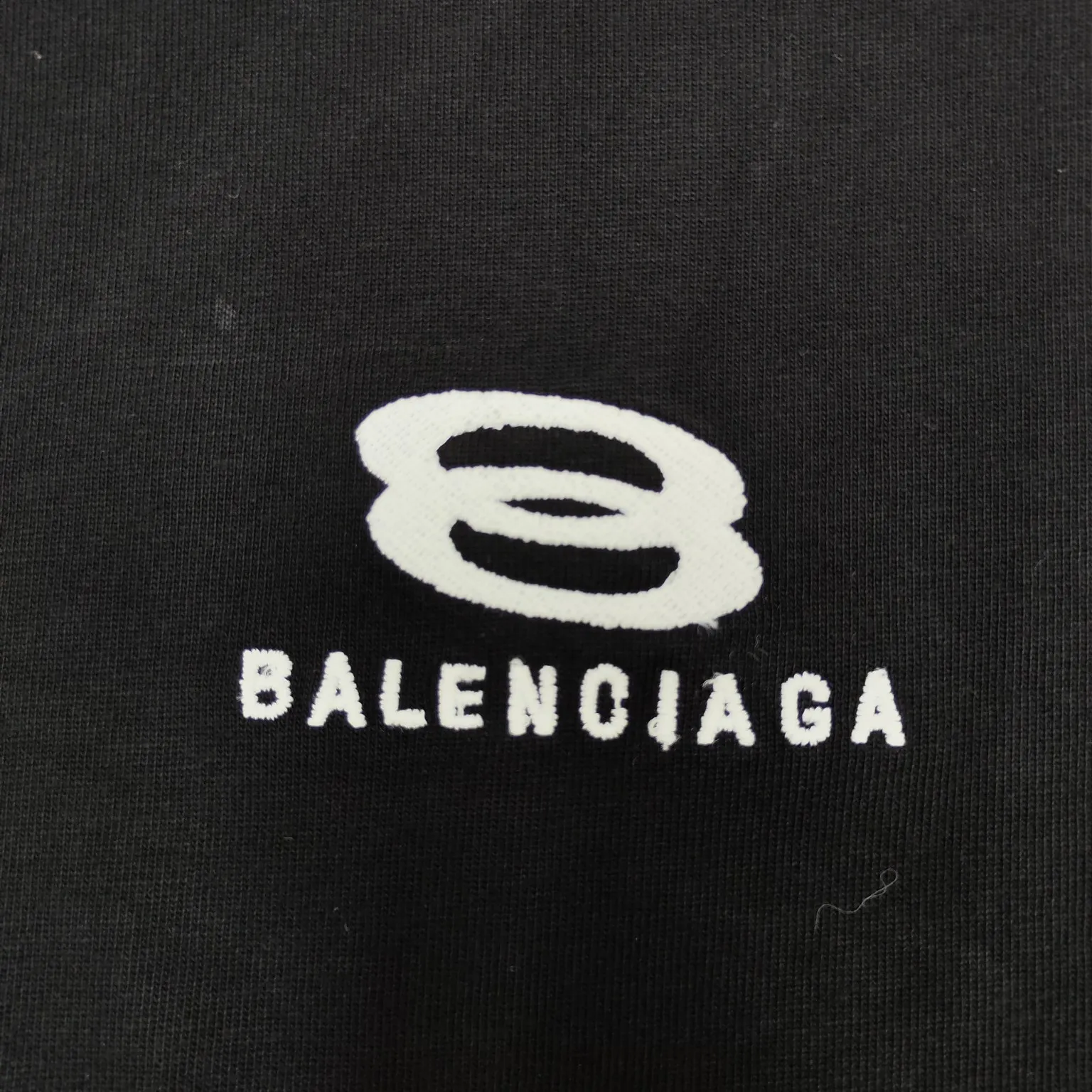 Top version of Balenciaga's new short-sleeved T-shirt. 280g double yarn pure cotton fabric. Logo embroidered on the chest. Distressed tearing process on the hem. Loose fit. Same style for men and women. Original development of custom-woven fabrics. Washing process. High weight 280g fabric. Full texture. Clean cloth. Soft and comfortable. Solona thread dyeing with no color difference. The fabric is made of custom-woven and dyed combed cotton, which has been processed by custom-woven and dyed, dust-free singeing and facial hair-feeding processes to ensure softness, comfort and non-deformation. The letter design is scanned by a computer to ensure that the front and rear widths are consistent, and then imported Behringer machines are used for precision embroidery.