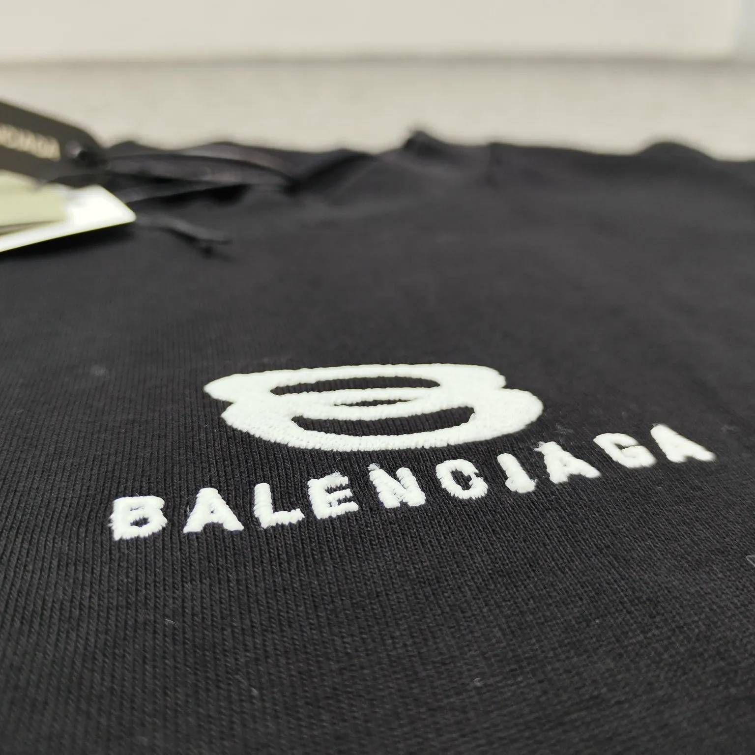 Top version of Balenciaga's new short-sleeved T-shirt. 280g double yarn pure cotton fabric. Logo embroidered on the chest. Distressed tearing process on the hem. Loose fit. Same style for men and women. Original development of custom-woven fabrics. Washing process. High weight 280g fabric. Full texture. Clean cloth. Soft and comfortable. Solona thread dyeing with no color difference. The fabric is made of custom-woven and dyed combed cotton, which has been processed by custom-woven and dyed, dust-free singeing and facial hair-feeding processes to ensure softness, comfort and non-deformation. The letter design is scanned by a computer to ensure that the front and rear widths are consistent, and then imported Behringer machines are used for precision embroidery.