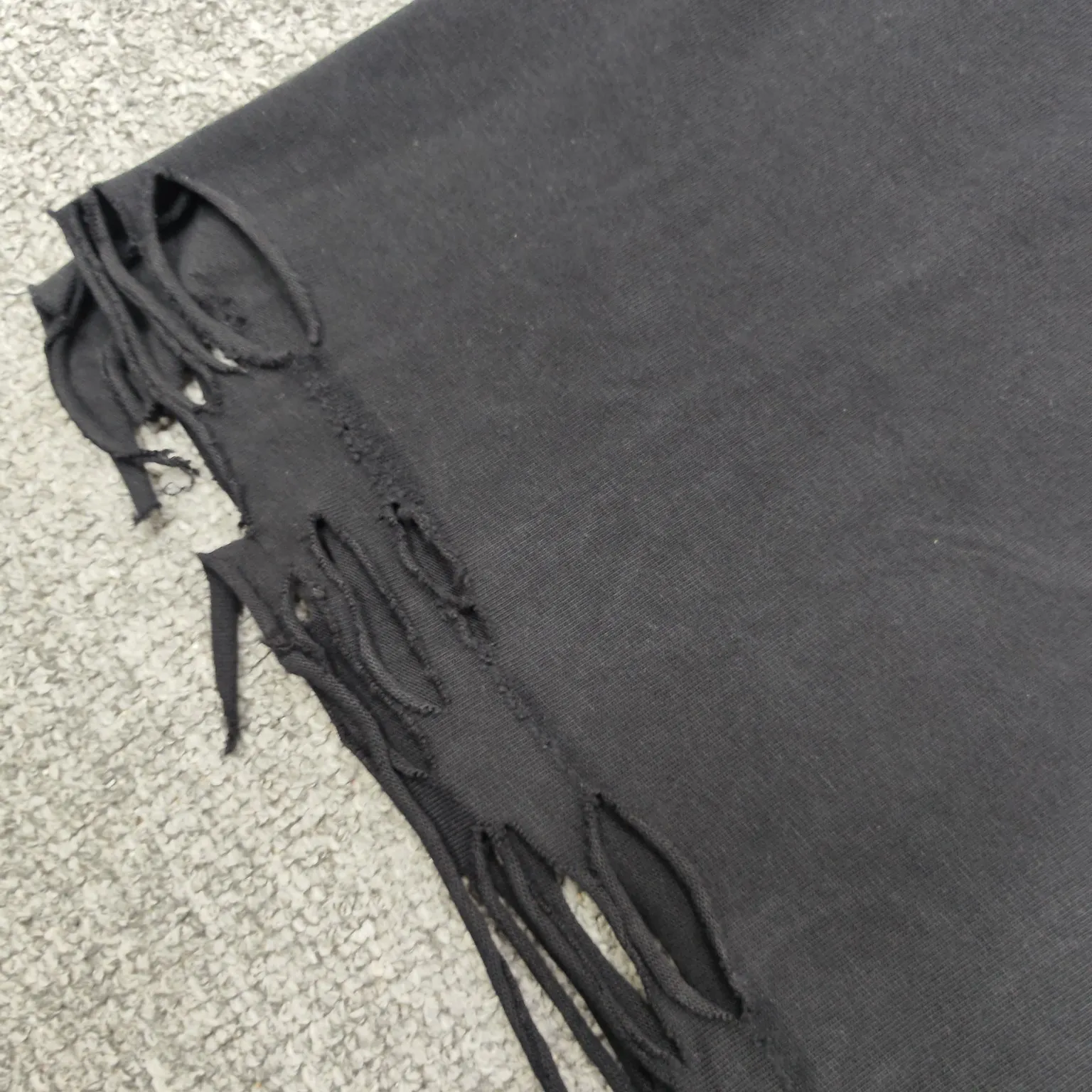 Top version of Balenciaga's new short-sleeved T-shirt. 280g double yarn pure cotton fabric. Logo embroidered on the chest. Distressed tearing process on the hem. Loose fit. Same style for men and women. Original development of custom-woven fabrics. Washing process. High weight 280g fabric. Full texture. Clean cloth. Soft and comfortable. Solona thread dyeing with no color difference. The fabric is made of custom-woven and dyed combed cotton, which has been processed by custom-woven and dyed, dust-free singeing and facial hair-feeding processes to ensure softness, comfort and non-deformation. The letter design is scanned by a computer to ensure that the front and rear widths are consistent, and then imported Behringer machines are used for precision embroidery.