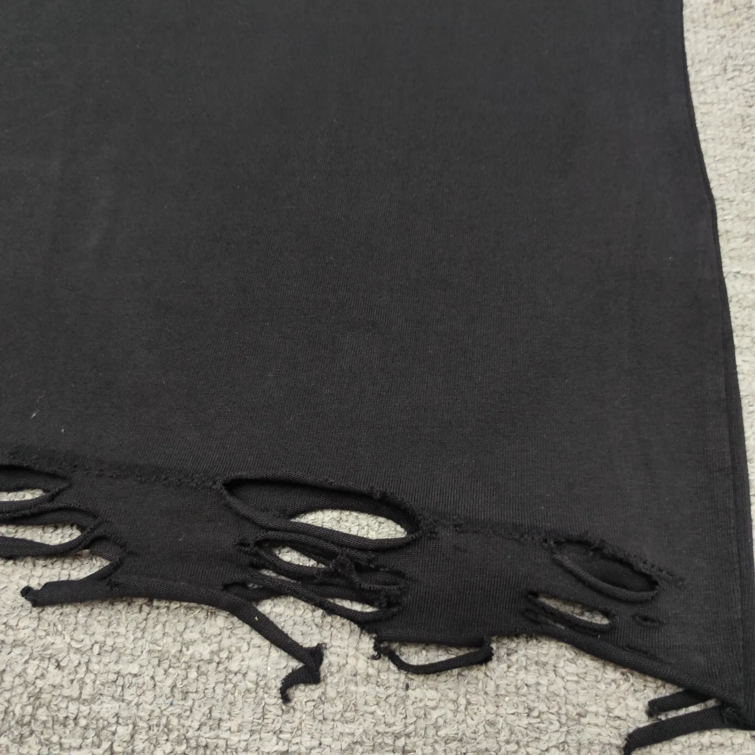 Top version of Balenciaga's new short-sleeved T-shirt. 280g double yarn pure cotton fabric. Logo embroidered on the chest. Distressed tearing process on the hem. Loose fit. Same style for men and women. Original development of custom-woven fabrics. Washing process. High weight 280g fabric. Full texture. Clean cloth. Soft and comfortable. Solona thread dyeing with no color difference. The fabric is made of custom-woven and dyed combed cotton, which has been processed by custom-woven and dyed, dust-free singeing and facial hair-feeding processes to ensure softness, comfort and non-deformation. The letter design is scanned by a computer to ensure that the front and rear widths are consistent, and then imported Behringer machines are used for precision embroidery.