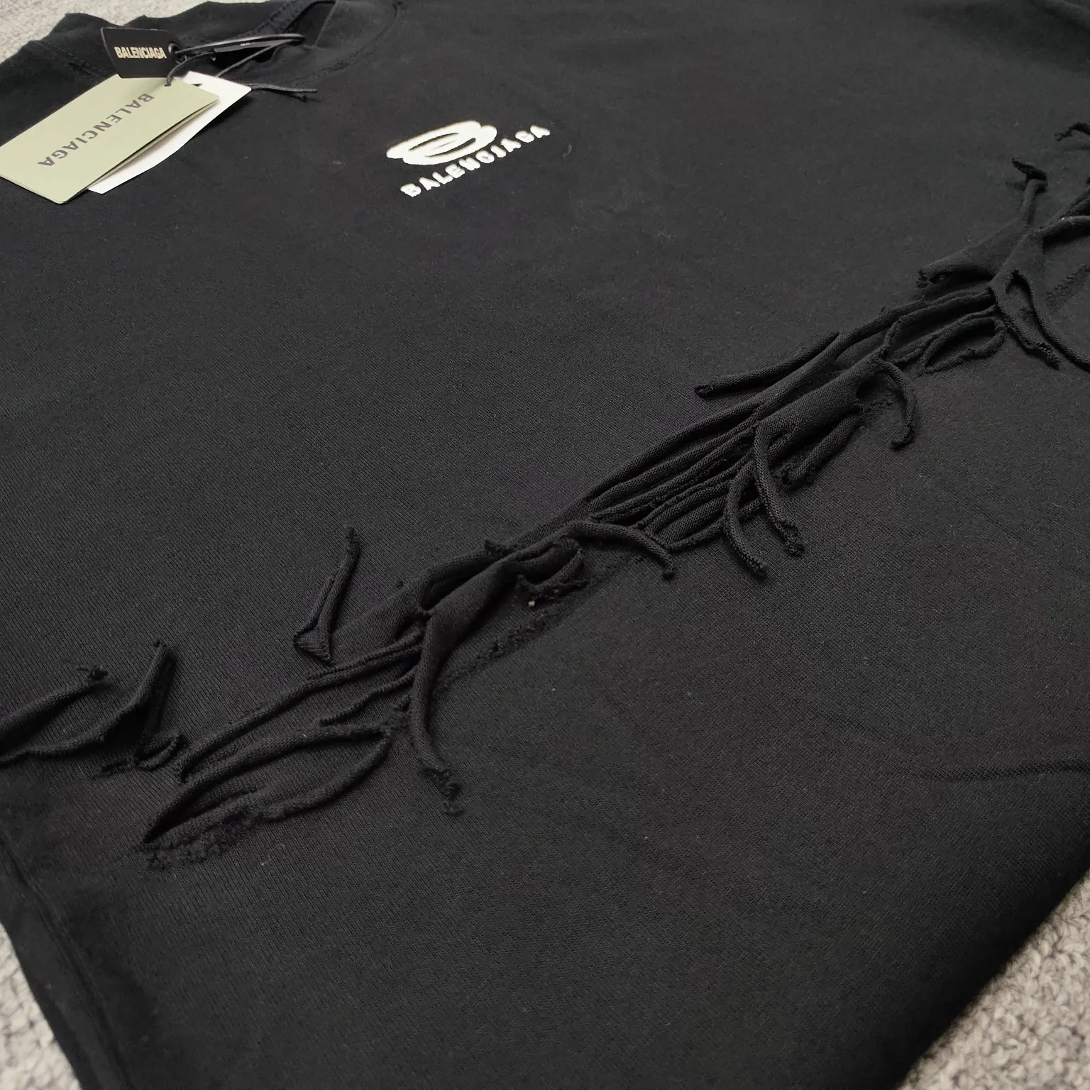 Top version of Balenciaga's new short-sleeved T-shirt. 280g double yarn pure cotton fabric. Logo embroidered on the chest. Distressed tearing process on the hem. Loose fit. Same style for men and women. Original development of custom-woven fabrics. Washing process. High weight 280g fabric. Full texture. Clean cloth. Soft and comfortable. Solona thread dyeing with no color difference. The fabric is made of custom-woven and dyed combed cotton, which has been processed by custom-woven and dyed, dust-free singeing and facial hair-feeding processes to ensure softness, comfort and non-deformation. The letter design is scanned by a computer to ensure that the front and rear widths are consistent, and then imported Behringer machines are used for precision embroidery.