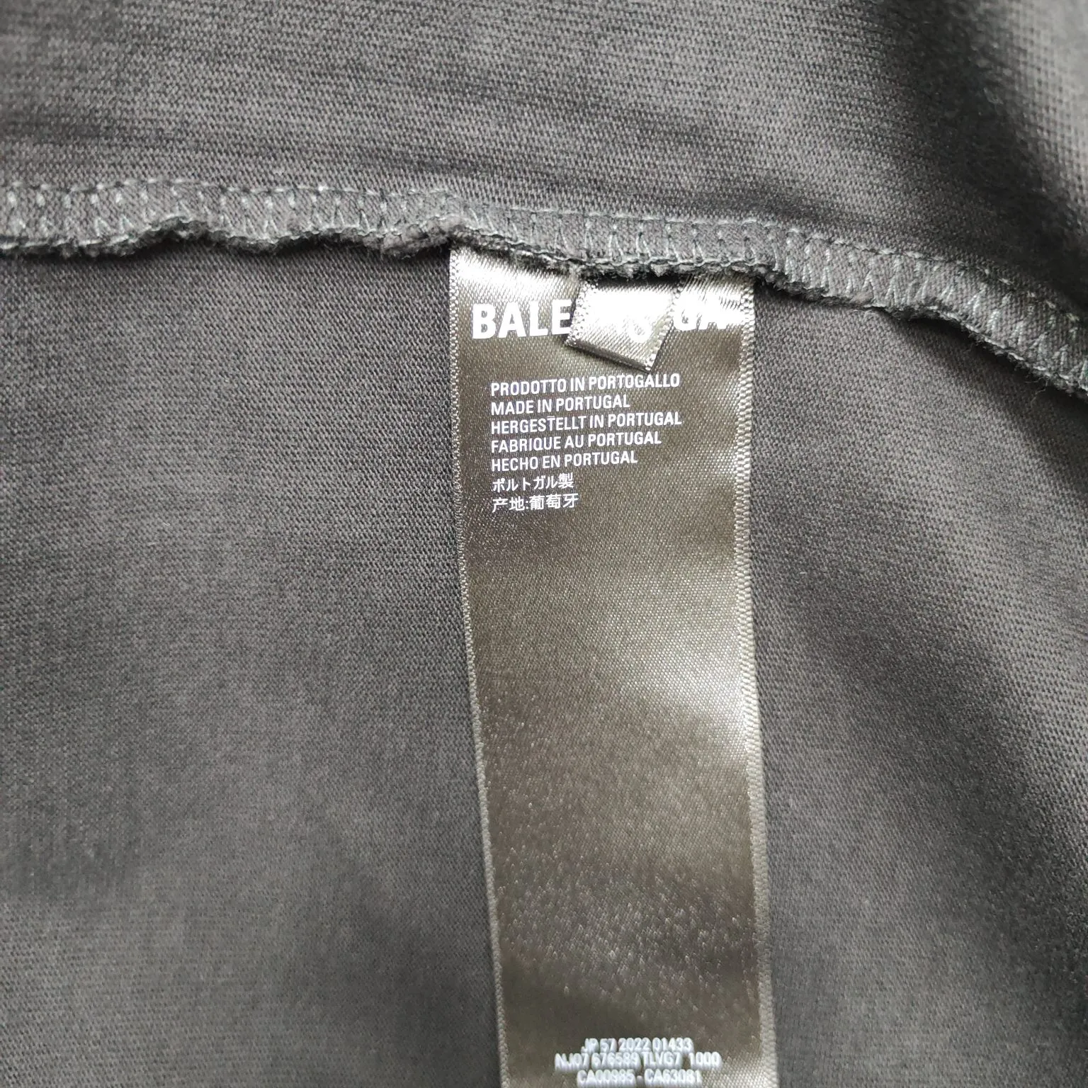 Top version of Balenciaga's new short-sleeved T-shirt. 280g double yarn pure cotton fabric. Logo embroidered on the chest. Distressed tearing process on the hem. Loose fit. Same style for men and women. Original development of custom-woven fabrics. Washing process. High weight 280g fabric. Full texture. Clean cloth. Soft and comfortable. Solona thread dyeing with no color difference. The fabric is made of custom-woven and dyed combed cotton, which has been processed by custom-woven and dyed, dust-free singeing and facial hair-feeding processes to ensure softness, comfort and non-deformation. The letter design is scanned by a computer to ensure that the front and rear widths are consistent, and then imported Behringer machines are used for precision embroidery.