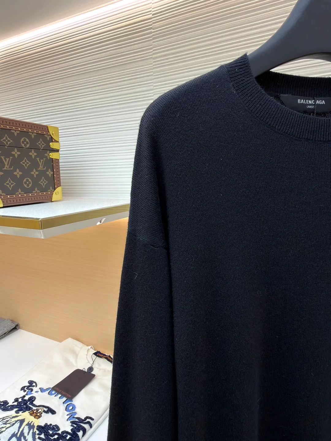 Balenciaga wool blended nameplate crew neck sweater ●Original version: Purchased and developed by 10483 ●Item number: 1681162-A45 ●Fabric: wool blended fabric ●Technology: knitting ●Color: black ●Version: fitted version ●Weight: about 405 grams ●Size: XS-S-M ●Description: High-quality merino wool is selected to provide warmth, softness and elasticity, and mixed with a specific proportion of cashmere to enhance the ultimate skin-friendly touch and luster. In addition, a small amount of synthetic fibers may be added to enhance the durability, anti-wrinkle ability of the sweater and stabilize the silhouette to ensure that the OS version is not easily deformed. Made with a high-needle-count precision knitting machine, the fabric surface is fine and even, and the density is tight, which not only ensures warmth, but also gives the item a high-end texture. This process requires extremely high yarn strength and uniformity. The pattern is carefully calculated and is an architectural, asymmetrical silhouette. The shoulder line is deliberately pulled down, beyond the natural shoulder position, creating a lazy and powerful posture. The depth of the armholes and the ratio of body width to length have been repeatedly considered to ensure that the structure can be kept neat and bloated while showing a loose and flowing drape. Custom molded hardware nameplates, fonts, edge grinding, and surface treatment and aging polishing have all been sampled countless times to achieve the best visual effect and touch. It perfectly embodies the "everyday high fashion" concept advocated by creative director Demna. A basic sweater is transformed into a fashion piece full of attitude and contemporaryity through proportion, top-quality materials and iconic details. It is both suitable for everyday wear and stands out for its strong brand recognition and design. The overall wiring is straight and delicate, the fabric is comfortable and soft, and the color is consistent without color difference. It can be matched with the same style to create a fashionable look and control various occasions. Customized accessories, complete with three standards, same style for men and women!