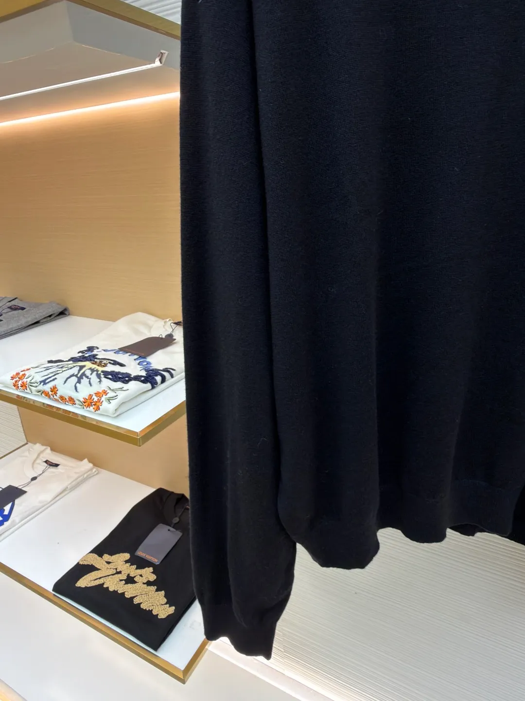 Balenciaga wool blended nameplate crew neck sweater ●Original version: Purchased and developed by 10483 ●Item number: 1681162-A45 ●Fabric: wool blended fabric ●Technology: knitting ●Color: black ●Version: fitted version ●Weight: about 405 grams ●Size: XS-S-M ●Description: High-quality merino wool is selected to provide warmth, softness and elasticity, and mixed with a specific proportion of cashmere to enhance the ultimate skin-friendly touch and luster. In addition, a small amount of synthetic fibers may be added to enhance the durability, anti-wrinkle ability of the sweater and stabilize the silhouette to ensure that the OS version is not easily deformed. Made with a high-needle-count precision knitting machine, the fabric surface is fine and even, and the density is tight, which not only ensures warmth, but also gives the item a high-end texture. This process requires extremely high yarn strength and uniformity. The pattern is carefully calculated and is an architectural, asymmetrical silhouette. The shoulder line is deliberately pulled down, beyond the natural shoulder position, creating a lazy and powerful posture. The depth of the armholes and the ratio of body width to length have been repeatedly considered to ensure that the structure can be kept neat and bloated while showing a loose and flowing drape. Custom molded hardware nameplates, fonts, edge grinding, and surface treatment and aging polishing have all been sampled countless times to achieve the best visual effect and touch. It perfectly embodies the "everyday high fashion" concept advocated by creative director Demna. A basic sweater is transformed into a fashion piece full of attitude and contemporaryity through proportion, top-quality materials and iconic details. It is both suitable for everyday wear and stands out for its strong brand recognition and design. The overall wiring is straight and delicate, the fabric is comfortable and soft, and the color is consistent without color difference. It can be matched with the same style to create a fashionable look and control various occasions. Customized accessories, complete with three standards, same style for men and women!