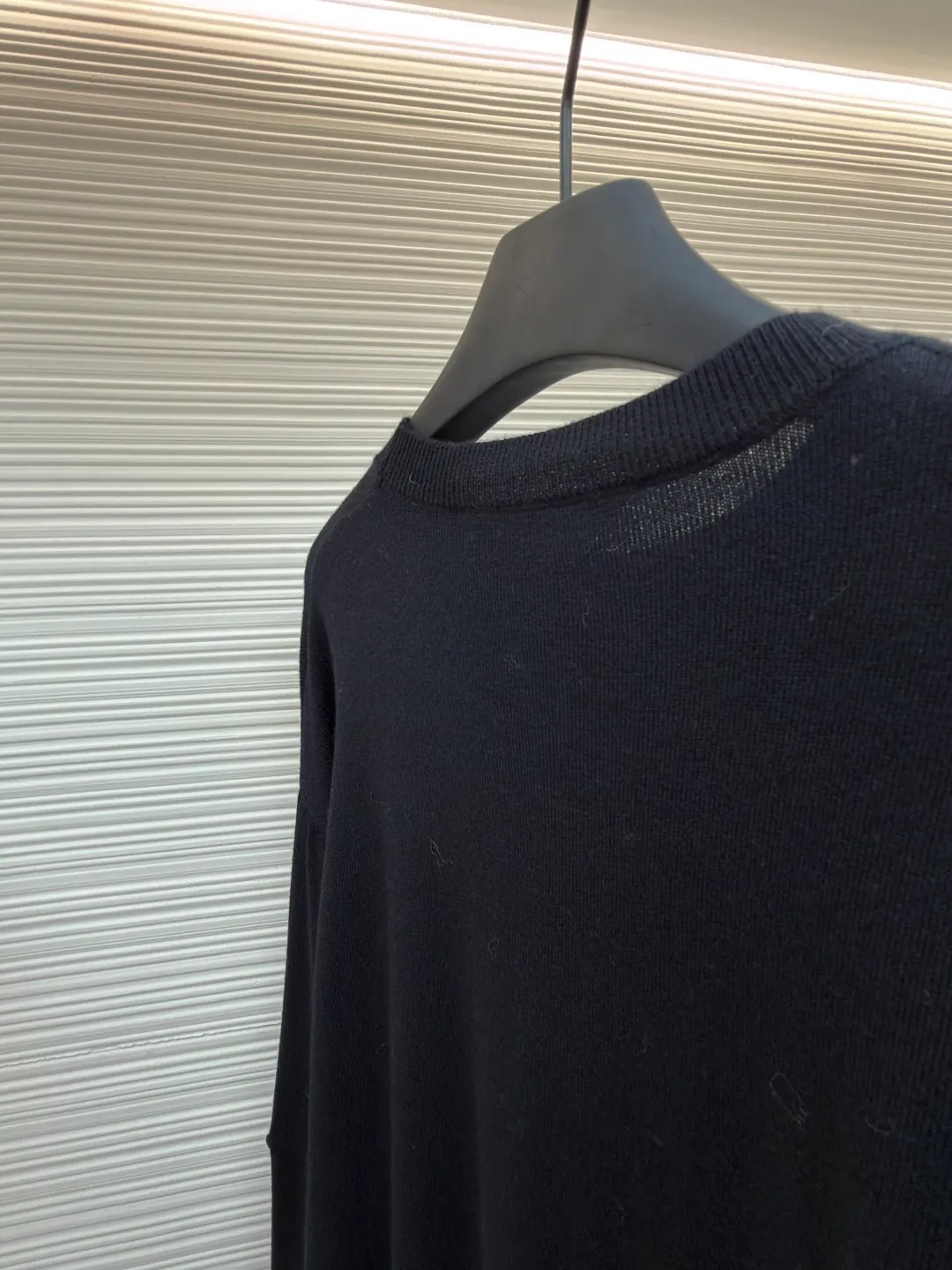 Balenciaga wool blended nameplate crew neck sweater ●Original version: Purchased and developed by 10483 ●Item number: 1681162-A45 ●Fabric: wool blended fabric ●Technology: knitting ●Color: black ●Version: fitted version ●Weight: about 405 grams ●Size: XS-S-M ●Description: High-quality merino wool is selected to provide warmth, softness and elasticity, and mixed with a specific proportion of cashmere to enhance the ultimate skin-friendly touch and luster. In addition, a small amount of synthetic fibers may be added to enhance the durability, anti-wrinkle ability of the sweater and stabilize the silhouette to ensure that the OS version is not easily deformed. Made with a high-needle-count precision knitting machine, the fabric surface is fine and even, and the density is tight, which not only ensures warmth, but also gives the item a high-end texture. This process requires extremely high yarn strength and uniformity. The pattern is carefully calculated and is an architectural, asymmetrical silhouette. The shoulder line is deliberately pulled down, beyond the natural shoulder position, creating a lazy and powerful posture. The depth of the armholes and the ratio of body width to length have been repeatedly considered to ensure that the structure can be kept neat and bloated while showing a loose and flowing drape. Custom molded hardware nameplates, fonts, edge grinding, and surface treatment and aging polishing have all been sampled countless times to achieve the best visual effect and touch. It perfectly embodies the "everyday high fashion" concept advocated by creative director Demna. A basic sweater is transformed into a fashion piece full of attitude and contemporaryity through proportion, top-quality materials and iconic details. It is both suitable for everyday wear and stands out for its strong brand recognition and design. The overall wiring is straight and delicate, the fabric is comfortable and soft, and the color is consistent without color difference. It can be matched with the same style to create a fashionable look and control various occasions. Customized accessories, complete with three standards, same style for men and women!