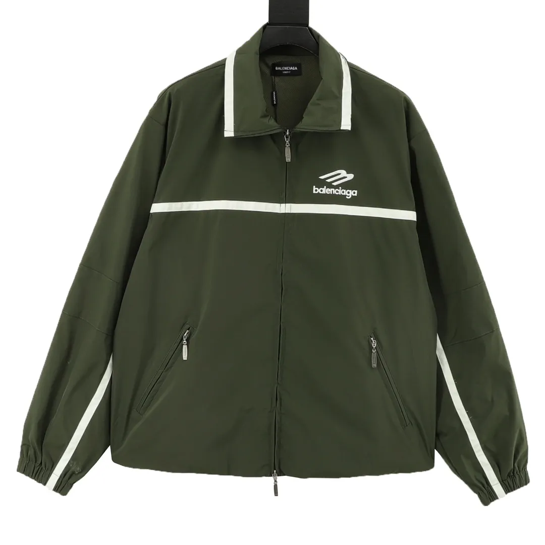 🅿️570 Balenciaga/Balenciaga Letter Embroidered Windbreaker Jacket This product uses high-quality PET sliced ​​polyester fiber as the spinning raw material to ensure that it has stable chemical and physical properties. Using a high-speed spinning process, PET slices are made into POY (pre-oriented yarn) or FDY (fully drawn yarn) through melting, filtration, spinneret extrusion and other steps. These filament products have the characteristics of high breaking strength, high elastic modulus, excellent heat setting properties, good resilience properties, heat resistance, light resistance, corrosion resistance, easy washing and quick drying. It adopts the classic washing and distressing process and is carefully polished to present a unique whitening effect, showing the retro charm that has accumulated over time. This process uses specific washing methods to achieve a certain visual and tactile effect on the garments, giving the garments an old and worn feel. Same style for men and women Sizes: XS-L