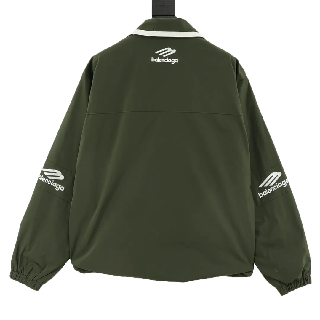 🅿️570 Balenciaga/Balenciaga Letter Embroidered Windbreaker Jacket This product uses high-quality PET sliced ​​polyester fiber as the spinning raw material to ensure that it has stable chemical and physical properties. Using a high-speed spinning process, PET slices are made into POY (pre-oriented yarn) or FDY (fully drawn yarn) through melting, filtration, spinneret extrusion and other steps. These filament products have the characteristics of high breaking strength, high elastic modulus, excellent heat setting properties, good resilience properties, heat resistance, light resistance, corrosion resistance, easy washing and quick drying. It adopts the classic washing and distressing process and is carefully polished to present a unique whitening effect, showing the retro charm that has accumulated over time. This process uses specific washing methods to achieve a certain visual and tactile effect on the garments, giving the garments an old and worn feel. Same style for men and women Sizes: XS-L
