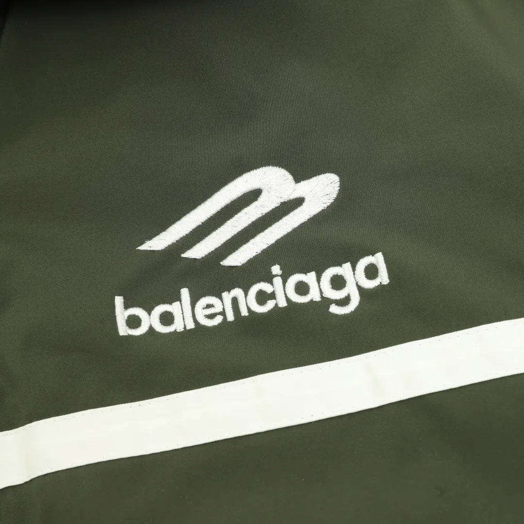 🅿️570 Balenciaga/Balenciaga Letter Embroidered Windbreaker Jacket This product uses high-quality PET sliced ​​polyester fiber as the spinning raw material to ensure that it has stable chemical and physical properties. Using a high-speed spinning process, PET slices are made into POY (pre-oriented yarn) or FDY (fully drawn yarn) through melting, filtration, spinneret extrusion and other steps. These filament products have the characteristics of high breaking strength, high elastic modulus, excellent heat setting properties, good resilience properties, heat resistance, light resistance, corrosion resistance, easy washing and quick drying. It adopts the classic washing and distressing process and is carefully polished to present a unique whitening effect, showing the retro charm that has accumulated over time. This process uses specific washing methods to achieve a certain visual and tactile effect on the garments, giving the garments an old and worn feel. Same style for men and women Sizes: XS-L
