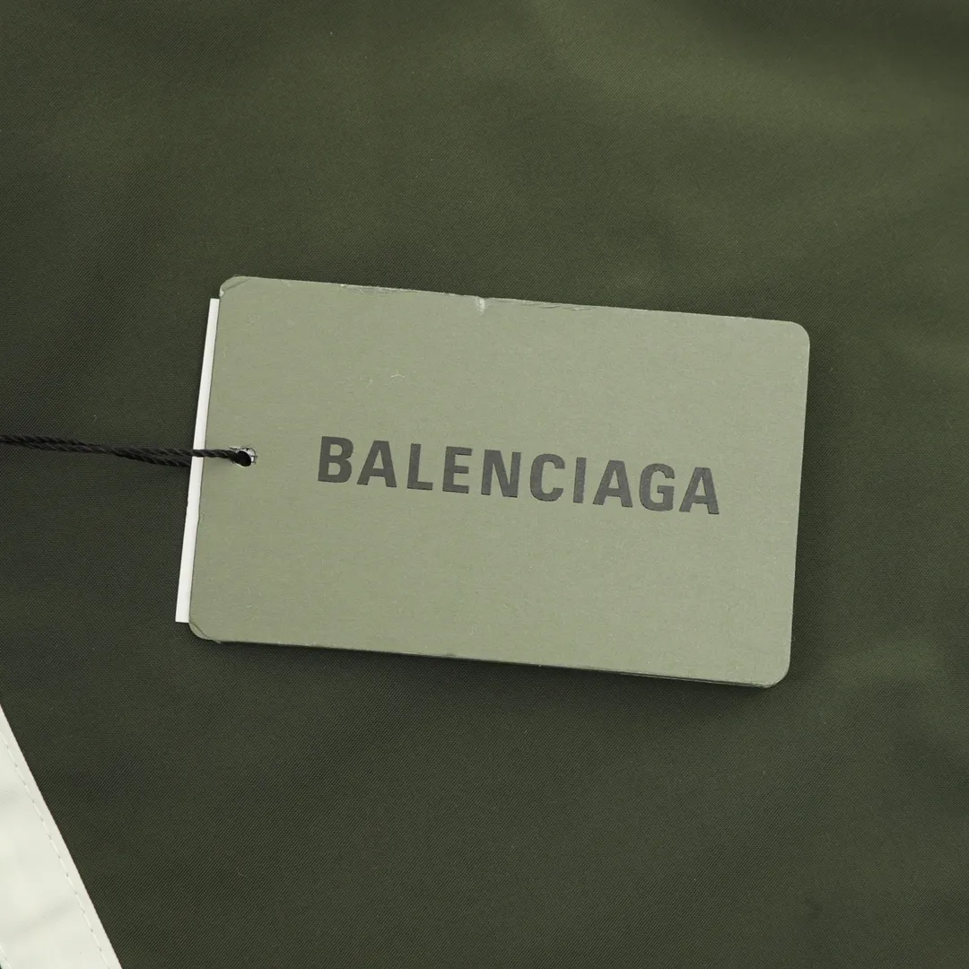 🅿️570 Balenciaga/Balenciaga Letter Embroidered Windbreaker Jacket This product uses high-quality PET sliced ​​polyester fiber as the spinning raw material to ensure that it has stable chemical and physical properties. Using a high-speed spinning process, PET slices are made into POY (pre-oriented yarn) or FDY (fully drawn yarn) through melting, filtration, spinneret extrusion and other steps. These filament products have the characteristics of high breaking strength, high elastic modulus, excellent heat setting properties, good resilience properties, heat resistance, light resistance, corrosion resistance, easy washing and quick drying. It adopts the classic washing and distressing process and is carefully polished to present a unique whitening effect, showing the retro charm that has accumulated over time. This process uses specific washing methods to achieve a certain visual and tactile effect on the garments, giving the garments an old and worn feel. Same style for men and women Sizes: XS-L