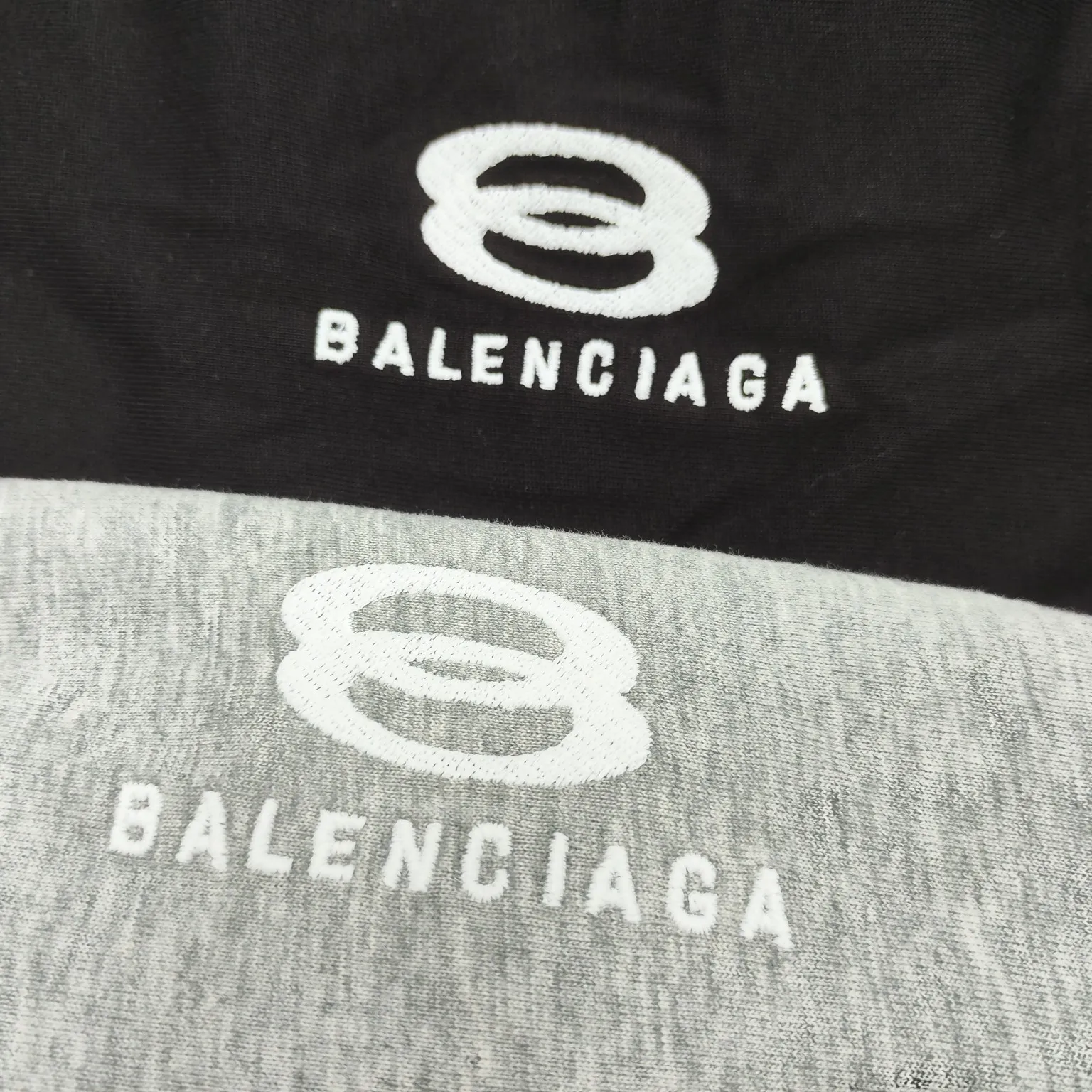 The top version of Balenciaga 24 new style Yang Chaoyue and Lu Yi are the same style. Fake two-piece hooded embroidered short-sleeves. Made of retro plain knitted fabric, customized plaid sleeves, button opening and closing design detail cuffs, German embroidery machine, mirror flipped high-density embroidery on the front chest. The body is spliced ​​with 2 kinds of fabric panels, with a layered effect, loose version, the same style for men and women! Color: Black Gray Size: S M L P: 350
