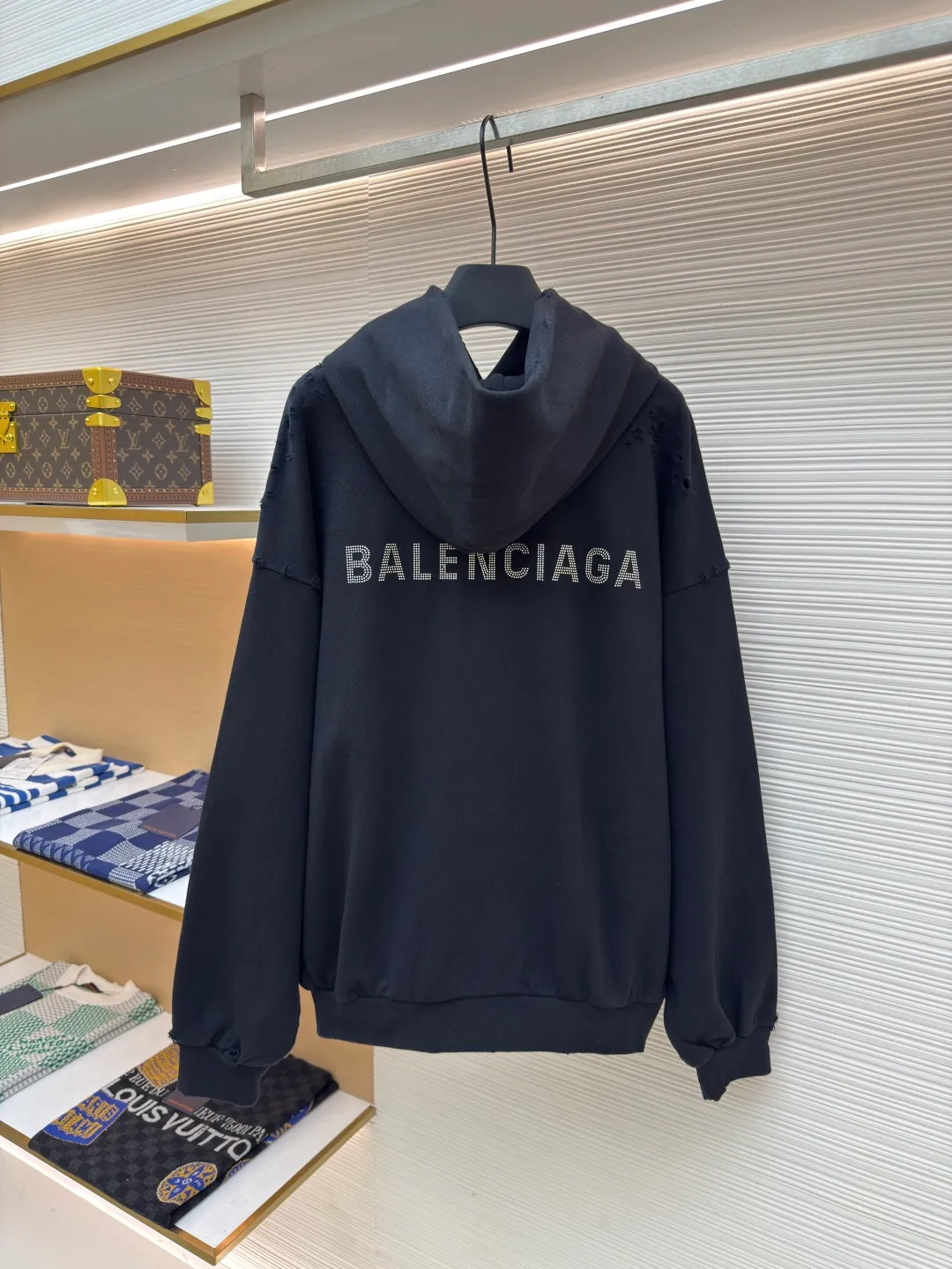 Balenciaga hot diamond hooded ripped sweatshirt ●Authentic product: Purchased and developed for 11500 ●Item number: 1680411-B15 ●Fabric: Brilliant high-count cotton brocade fabric ●Technology: Hot diamond production ●Version: Loose version ●Weight: about 995 grams ●Size: S-M-L-XL ●Description: Customized double-strand nano-washed sweatshirt smart velvet, full texture, comfortable and skin-friendly tone, pure black It sets a versatile tone and is embellished with the Balenciaga hot diamond logo to increase brand recognition. It is perfectly combined with the irregular hole design to create a rebellious retro sense that highlights the unique visual effect. It shines with the chic shine of diamonds and is filled with artistic atmosphere. Clothing is your temperament and your business card. Wear your attitude on your body. High-temperature air press machine is used to press the fabric through high-temperature gas contact with the fabric. Heat energy and pressure are used to press the fabric. It can ensure the uniformity of heat distribution. There are as many as 130 wormholes in the whole body to aggravate the wear process to imitate the traces of natural wear caused by insect gnawing. It presents an irregular shape. All wear is done manually using special tools. The workmanship is cumbersome and complicated. The daily output is low and the unit price of workmanship is expensive. The overall wiring is straight and delicate, the fabric is comfortable and soft, and the color is consistent without color difference. It can be matched with the same style to create a fashionable look and control various occasions. Customized accessories, complete with three standards, same style for men and women!