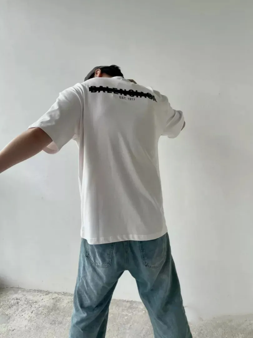 ♻️💯Upper body reference model picture❤️BALENCIAGA Balenciaga's new tape letter printing male and female couple stars the same style pure cotton loose short-sleeved T-shirt The front and rear platens are hand-printed, precision mesh is used to make the stencil, imported environmentally friendly slurry is scraped, and the letters are clearly restored. The spacing between letters is all the same as the original version. The font size is consistent with the original version. The comparison code number ratio is increased and enlarged. The letters are strictly aligned to highly restore the spacing ratio and three-dimensional sense. The printing has no burrs. Basically, the color difference is minimized to be infinitely close. The printing has transparent bottom lines and no burrs. The yarn is made of Made of 18SJC and imported oil-proof treated thread, there will be no oil stains. The car is imported from Silver Sword with a knife, which does not eat the cloth or leave any cloth. The sewing machine needle uses a No. 9 round-head needle, which does not puncture or break the fibers of the fabric. The density of the thread is 3CM/14 needles, which is tight and not loose or sparse. The double-layer stitching of the back collar is firm and tight. The double chain of the shoulder is routed. The hem is tightened tightly. The fabric is full of drape and consistent with the pattern. The fabric is made of 280g double-ply double-yarn plain cotton fabric, which has full drape and smooth hand feel. Complete color matching from dyeing to craftsmanship, customized accessories with three standards Size: XS-L Color: Dark heather gray white black P: 250