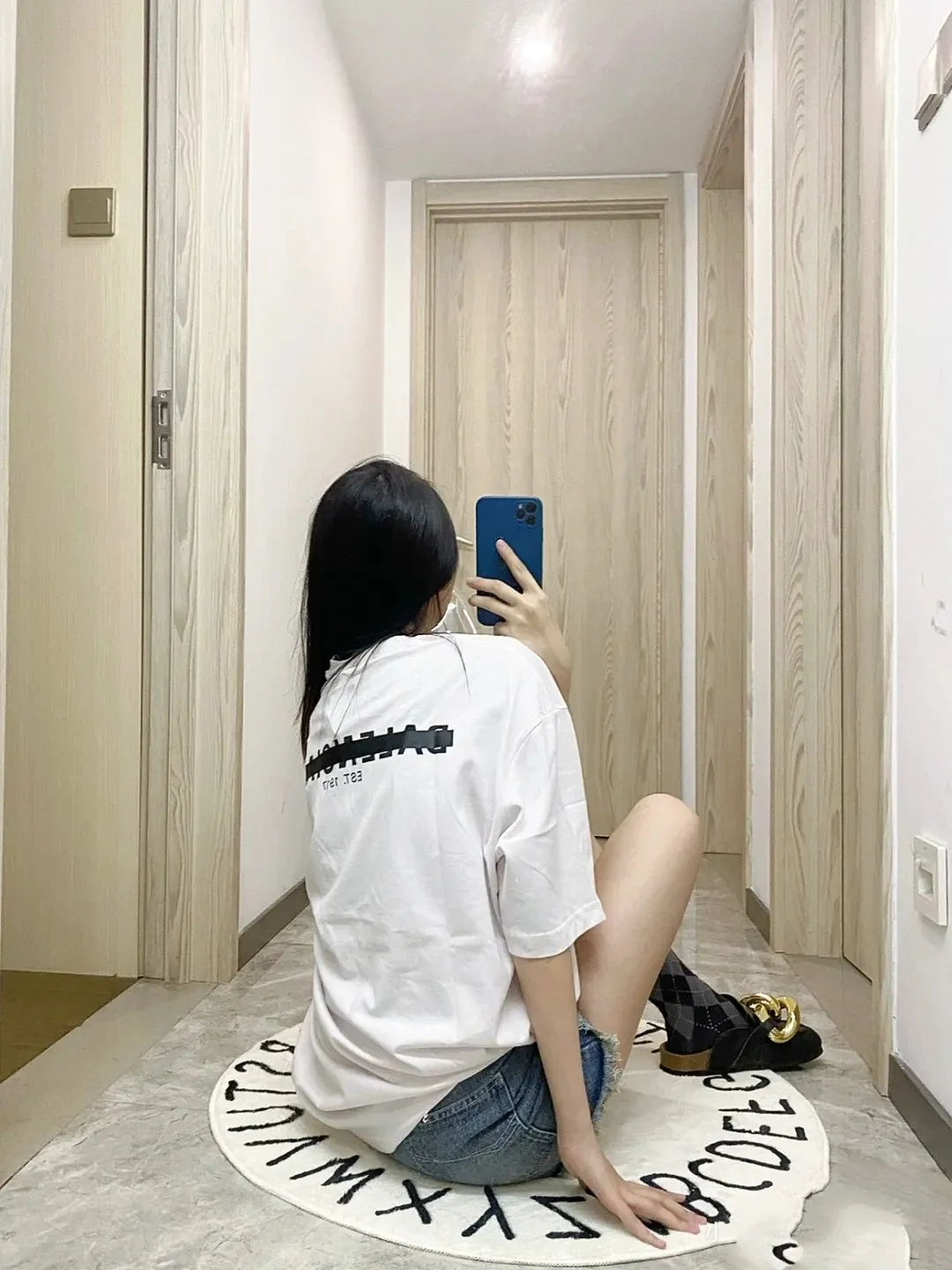 ♻️💯Upper body reference model picture❤️BALENCIAGA Balenciaga's new tape letter printing male and female couple stars the same style pure cotton loose short-sleeved T-shirt The front and rear platens are hand-printed, precision mesh is used to make the stencil, imported environmentally friendly slurry is scraped, and the letters are clearly restored. The spacing between letters is all the same as the original version. The font size is consistent with the original version. The comparison code number ratio is increased and enlarged. The letters are strictly aligned to highly restore the spacing ratio and three-dimensional sense. The printing has no burrs. Basically, the color difference is minimized to be infinitely close. The printing has transparent bottom lines and no burrs. The yarn is made of Made of 18SJC and imported oil-proof treated thread, there will be no oil stains. The car is imported from Silver Sword with a knife, which does not eat the cloth or leave any cloth. The sewing machine needle uses a No. 9 round-head needle, which does not puncture or break the fibers of the fabric. The density of the thread is 3CM/14 needles, which is tight and not loose or sparse. The double-layer stitching of the back collar is firm and tight. The double chain of the shoulder is routed. The hem is tightened tightly. The fabric is full of drape and consistent with the pattern. The fabric is made of 280g double-ply double-yarn plain cotton fabric, which has full drape and smooth hand feel. Complete color matching from dyeing to craftsmanship, customized accessories with three standards Size: XS-L Color: Dark heather gray white black P: 250