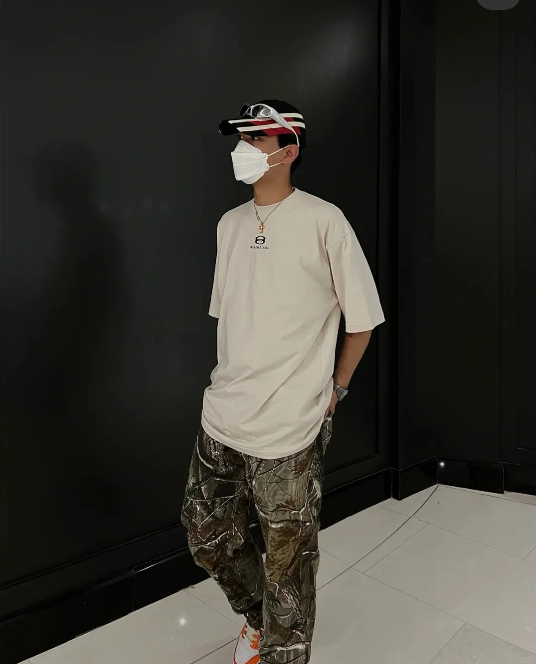 ♻️💯Upper body reference model picture ❤️The top tested version of Balenciaga BALENCIAGA double-ring embroidery ski limited to male and female couples star same style pure cotton short-sleeved T-shirt BEHRINGER embroidery technology, environmentally friendly series! The embroidery is meticulous and detailed! The font is full and the texture is clear! The fabric is made of 280g high-count double-yarn pure cotton, polyester-free, and absolutely no pilling! Size: XS-L Color: Off-white Taro Purple P:250
