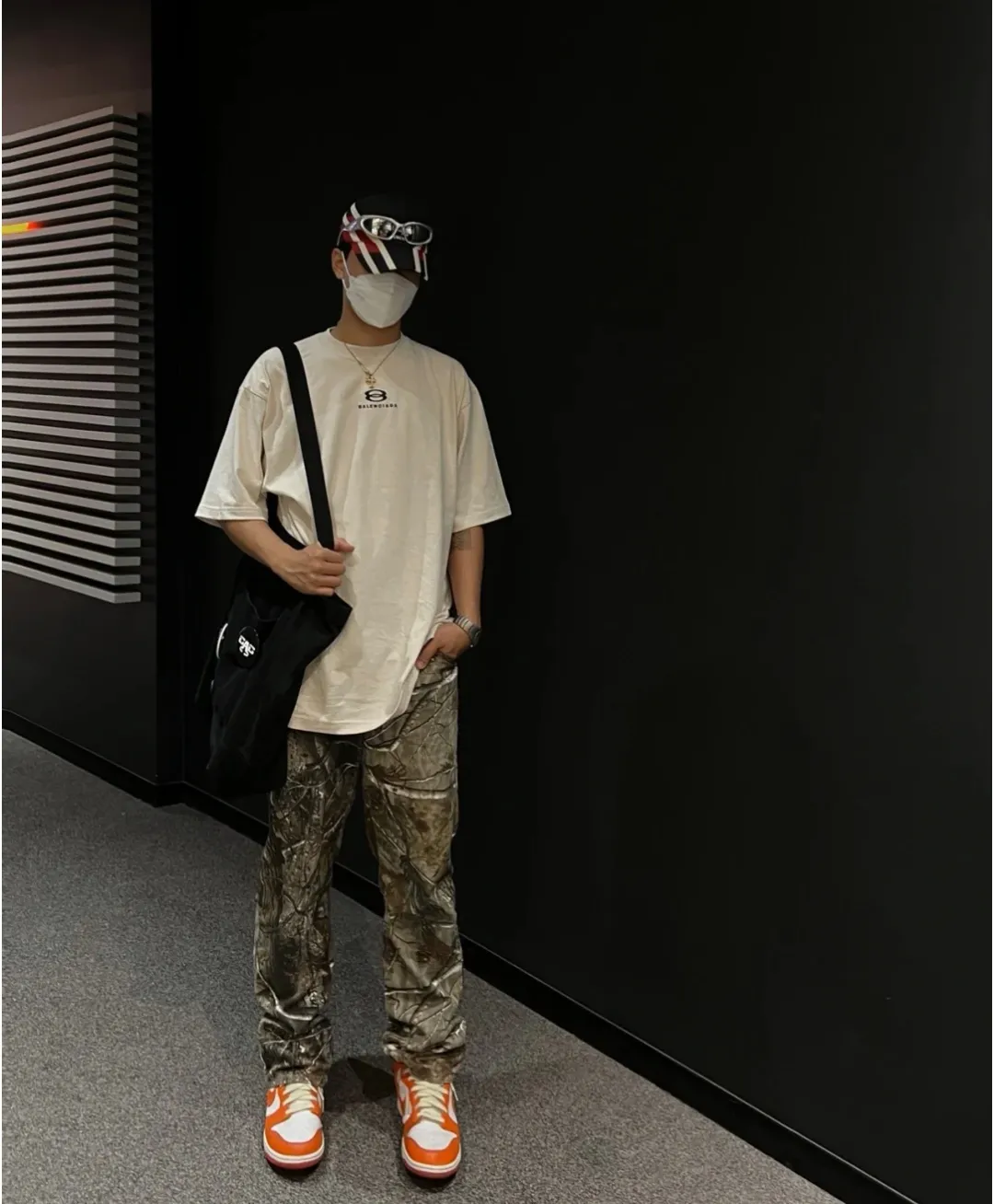 ♻️💯Upper body reference model picture ❤️The top tested version of Balenciaga BALENCIAGA double-ring embroidery ski limited to male and female couples star same style pure cotton short-sleeved T-shirt BEHRINGER embroidery technology, environmentally friendly series! The embroidery is meticulous and detailed! The font is full and the texture is clear! The fabric is made of 280g high-count double-yarn pure cotton, polyester-free, and absolutely no pilling! Size: XS-L Color: Off-white Taro Purple P:250
