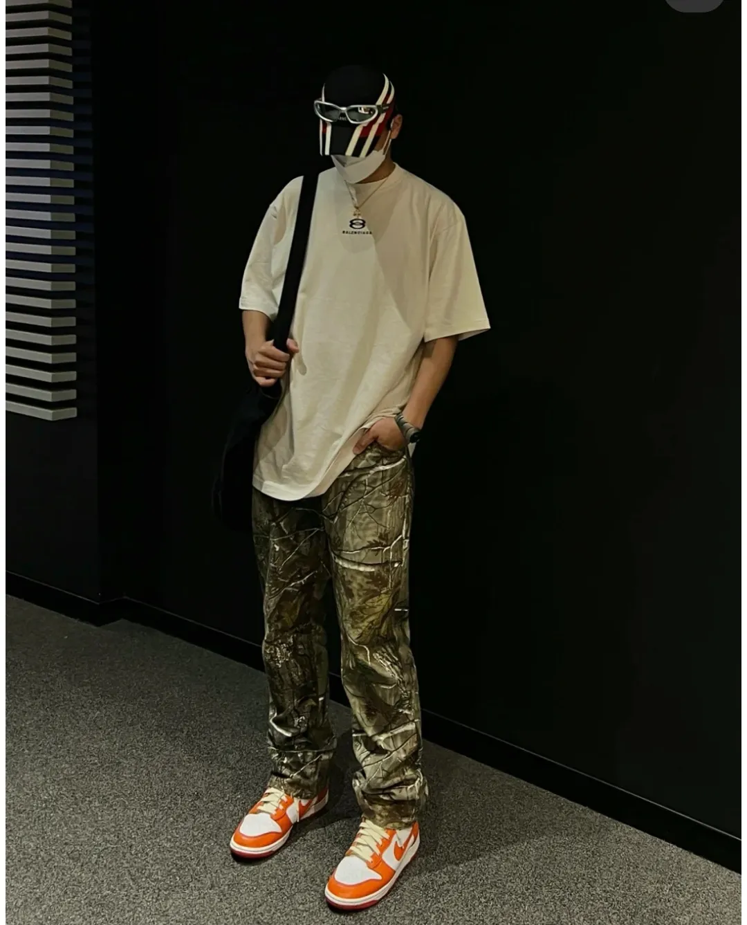 ♻️💯Upper body reference model picture ❤️The top tested version of Balenciaga BALENCIAGA double-ring embroidery ski limited to male and female couples star same style pure cotton short-sleeved T-shirt BEHRINGER embroidery technology, environmentally friendly series! The embroidery is meticulous and detailed! The font is full and the texture is clear! The fabric is made of 280g high-count double-yarn pure cotton, polyester-free, and absolutely no pilling! Size: XS-L Color: Off-white Taro Purple P:250