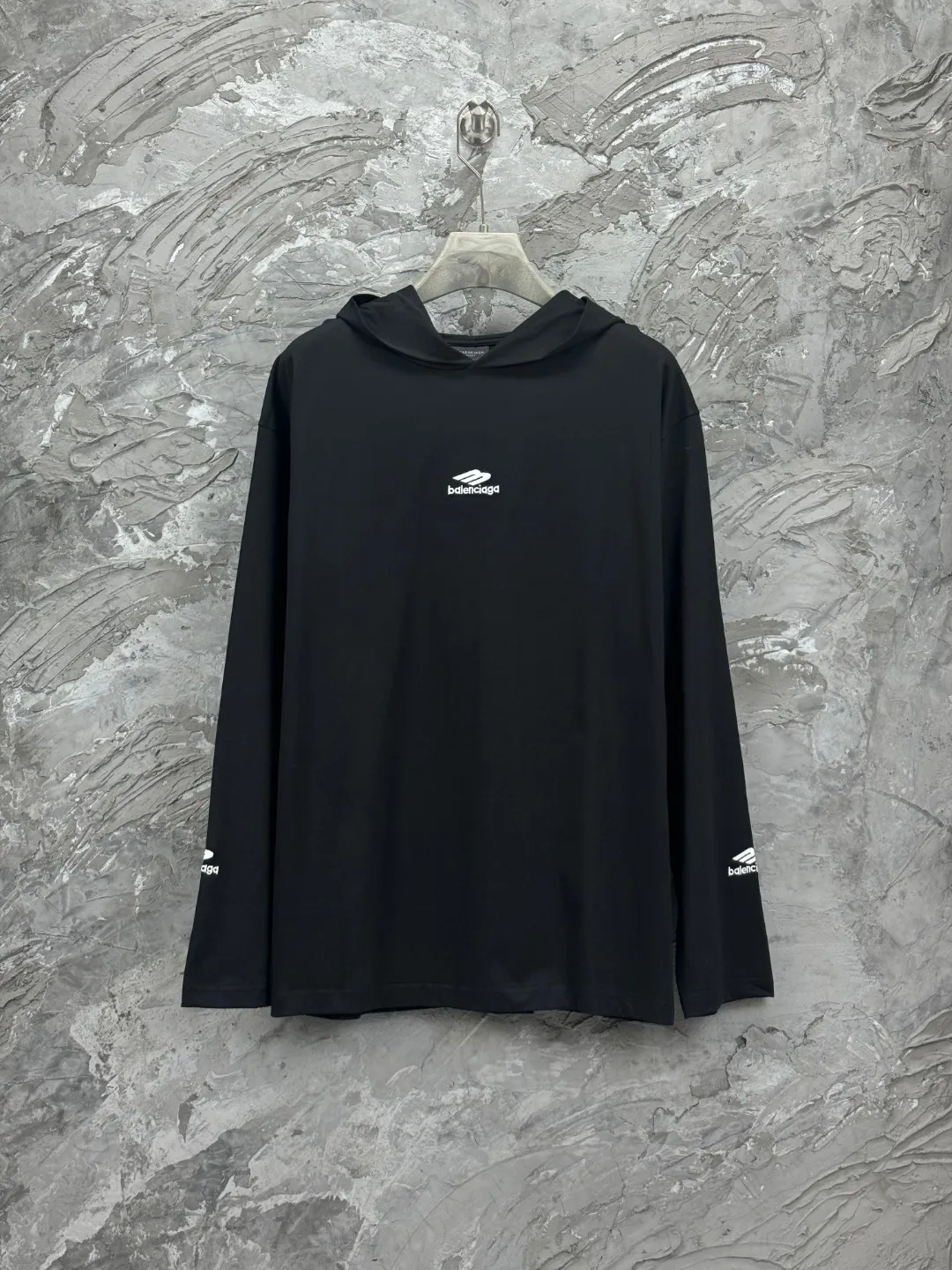 🅿️280 BALENCI*GA Paris classic small label 3M logo hooded long-sleeved T-shirt. The front and sleeves are embroidered with imported Tajima machines. The effect is three-dimensional. Restore the brick cabinet. Exclusively woven and dyed 280g fabric. The threads are dyed in the same vat with zero color difference. The version adopts OS loose shoulder version. Welcome to compare. Same style for men and women -Color: black -SIZE: Xs S M L Style No. 8642#
