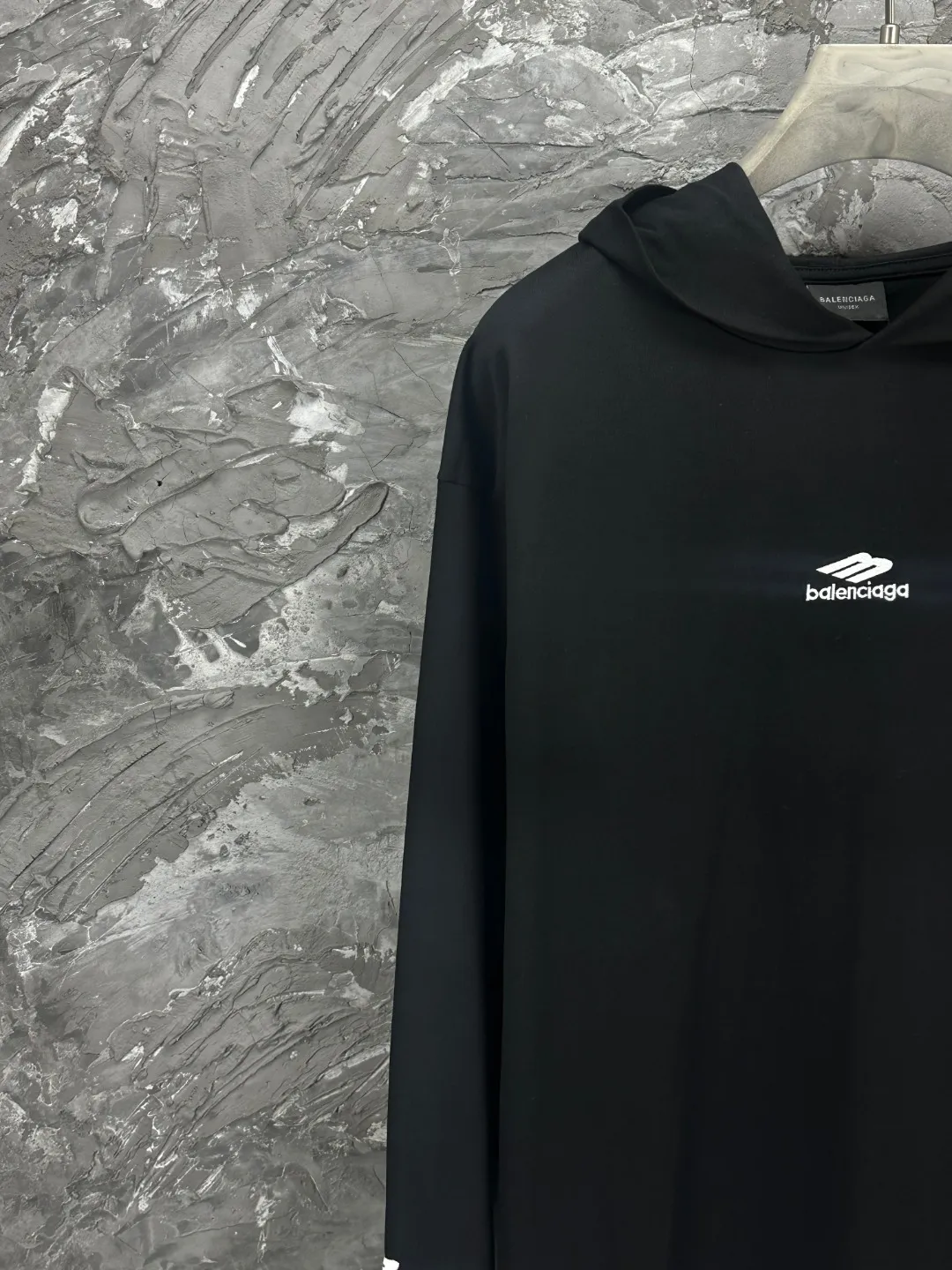 🅿️280 BALENCI*GA Paris classic small label 3M logo hooded long-sleeved T-shirt. The front and sleeves are embroidered with imported Tajima machines. The effect is three-dimensional. Restore the brick cabinet. Exclusively woven and dyed 280g fabric. The threads are dyed in the same vat with zero color difference. The version adopts OS loose shoulder version. Welcome to compare. Same style for men and women -Color: black -SIZE: Xs S M L Style No. 8642#