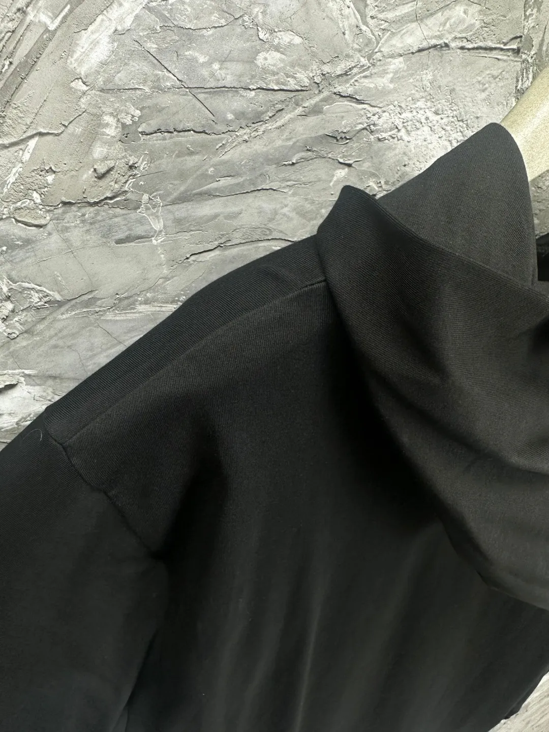 🅿️280 BALENCI*GA Paris classic small label 3M logo hooded long-sleeved T-shirt. The front and sleeves are embroidered with imported Tajima machines. The effect is three-dimensional. Restore the brick cabinet. Exclusively woven and dyed 280g fabric. The threads are dyed in the same vat with zero color difference. The version adopts OS loose shoulder version. Welcome to compare. Same style for men and women -Color: black -SIZE: Xs S M L Style No. 8642#