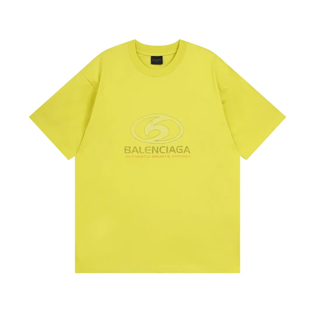 🅿️180 detailed pictures [Top version. Official website quality] BALENCI*GA/Paris. 2024 new style. New LOGO straight crack printed ready-to-wear frayed distressed short-sleeved T-shirt, brick cabinet synchronization. Genuine product developed at the first time, happy to print and compare! The fabric is made of Paris ZP custom-woven and dyed cotton double yarn. Weighing 260 grams, the cloth surface is clean. The cloth pattern is clear, soft and comfortable. The threads are dyed with no color difference. The classic LOGO is printed using environmentally friendly imported materials, with clear straight-crack pattern letters and a three-dimensional effect. Restored brick cabinet. Ready-made garments are washed, worn and worn. Different market currency. Welcome to compare. The version adopts OS loose shoulder style. Same style for men and women. Code: BL233305 Color: gray blue, apricot, yellow Size: XS to L