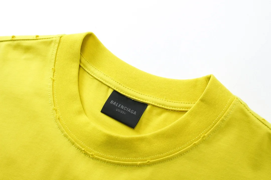 🅿️180 detailed pictures [Top version. Official website quality] BALENCI*GA/Paris. 2024 new style. New LOGO straight crack printed ready-to-wear frayed distressed short-sleeved T-shirt, brick cabinet synchronization. Genuine product developed at the first time, happy to print and compare! The fabric is made of Paris ZP custom-woven and dyed cotton double yarn. Weighing 260 grams, the cloth surface is clean. The cloth pattern is clear, soft and comfortable. The threads are dyed with no color difference. The classic LOGO is printed using environmentally friendly imported materials, with clear straight-crack pattern letters and a three-dimensional effect. Restored brick cabinet. Ready-made garments are washed, worn and worn. Different market currency. Welcome to compare. The version adopts OS loose shoulder style. Same style for men and women. Code: BL233305 Color: gray blue, apricot, yellow Size: XS to L