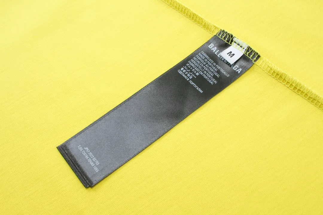 🅿️180 detailed pictures [Top version. Official website quality] BALENCI*GA/Paris. 2024 new style. New LOGO straight crack printed ready-to-wear frayed distressed short-sleeved T-shirt, brick cabinet synchronization. Genuine product developed at the first time, happy to print and compare! The fabric is made of Paris ZP custom-woven and dyed cotton double yarn. Weighing 260 grams, the cloth surface is clean. The cloth pattern is clear, soft and comfortable. The threads are dyed with no color difference. The classic LOGO is printed using environmentally friendly imported materials, with clear straight-crack pattern letters and a three-dimensional effect. Restored brick cabinet. Ready-made garments are washed, worn and worn. Different market currency. Welcome to compare. The version adopts OS loose shoulder style. Same style for men and women. Code: BL233305 Color: gray blue, apricot, yellow Size: XS to L