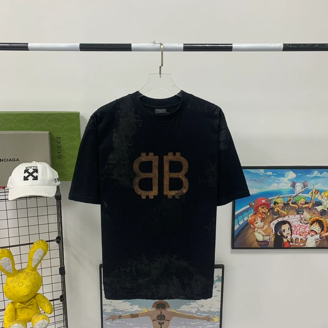 [New] Top version BALENCIAGA 23SS distressed and dirty orange double B mud-dyed orange BB printed round neck pure cotton male and female couple star same style short-sleeved T-shirt using special dirty and distressed technology, manual painting of double B pattern, pure cotton soft fabric, color contrast dyeing fabric, ultra-fine flat screen printing process, full of fashion sense, color dyeing pure cotton fabric 260 grams heavy worsted breathable cotton fabric color contrast dyeing The upper hand cotton feeling is stronger and the yp version has not been changed A small neckline + short cuffs can be worn to look like a model's upper body. The double B letter pattern is designed with distressed elements to create a dirty effect. Thermosetting ink printing uses chemical ink as the pigment. It needs high temperature drying to solidify the ink on the fabric. The unique dirty, hole-worn effect. Parts of the heavy-weight pure cotton material are deliberately treated to have the effect of wear and tear. Combined with the rust stain and dirty color effect to create a polluted appearance. Color; black. Size; XS-L P:280