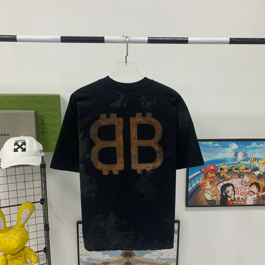 [New] Top version BALENCIAGA 23SS distressed and dirty orange double B mud-dyed orange BB printed round neck pure cotton male and female couple star same style short-sleeved T-shirt using special dirty and distressed technology, manual painting of double B pattern, pure cotton soft fabric, color contrast dyeing fabric, ultra-fine flat screen printing process, full of fashion sense, color dyeing pure cotton fabric 260 grams heavy worsted breathable cotton fabric color contrast dyeing The upper hand cotton feeling is stronger and the yp version has not been changed A small neckline + short cuffs can be worn to look like a model's upper body. The double B letter pattern is designed with distressed elements to create a dirty effect. Thermosetting ink printing uses chemical ink as the pigment. It needs high temperature drying to solidify the ink on the fabric. The unique dirty, hole-worn effect. Parts of the heavy-weight pure cotton material are deliberately treated to have the effect of wear and tear. Combined with the rust stain and dirty color effect to create a polluted appearance. Color; black. Size; XS-L P:280