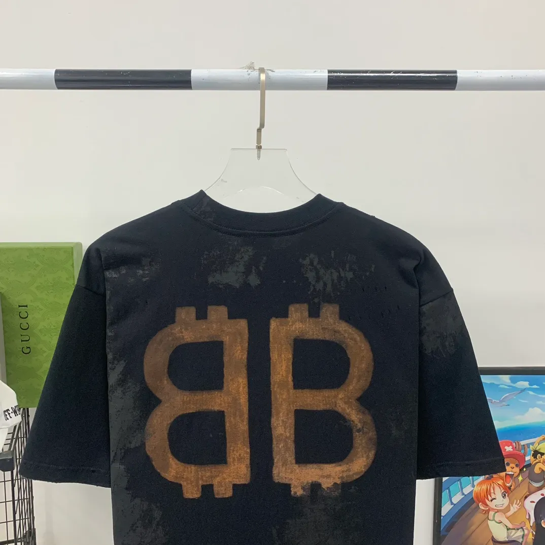 [New] Top version BALENCIAGA 23SS distressed and dirty orange double B mud-dyed orange BB printed round neck pure cotton male and female couple star same style short-sleeved T-shirt using special dirty and distressed technology, manual painting of double B pattern, pure cotton soft fabric, color contrast dyeing fabric, ultra-fine flat screen printing process, full of fashion sense, color dyeing pure cotton fabric 260 grams heavy worsted breathable cotton fabric color contrast dyeing The upper hand cotton feeling is stronger and the yp version has not been changed A small neckline + short cuffs can be worn to look like a model's upper body. The double B letter pattern is designed with distressed elements to create a dirty effect. Thermosetting ink printing uses chemical ink as the pigment. It needs high temperature drying to solidify the ink on the fabric. The unique dirty, hole-worn effect. Parts of the heavy-weight pure cotton material are deliberately treated to have the effect of wear and tear. Combined with the rust stain and dirty color effect to create a polluted appearance. Color; black. Size; XS-L P:280