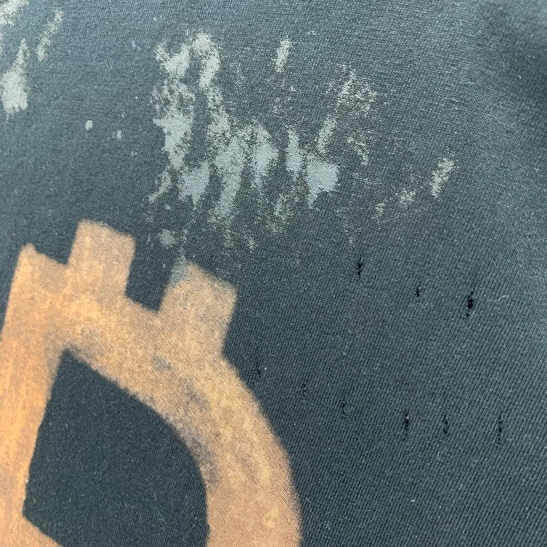 [New] Top version BALENCIAGA 23SS distressed and dirty orange double B mud-dyed orange BB printed round neck pure cotton male and female couple star same style short-sleeved T-shirt using special dirty and distressed technology, manual painting of double B pattern, pure cotton soft fabric, color contrast dyeing fabric, ultra-fine flat screen printing process, full of fashion sense, color dyeing pure cotton fabric 260 grams heavy worsted breathable cotton fabric color contrast dyeing The upper hand cotton feeling is stronger and the yp version has not been changed A small neckline + short cuffs can be worn to look like a model's upper body. The double B letter pattern is designed with distressed elements to create a dirty effect. Thermosetting ink printing uses chemical ink as the pigment. It needs high temperature drying to solidify the ink on the fabric. The unique dirty, hole-worn effect. Parts of the heavy-weight pure cotton material are deliberately treated to have the effect of wear and tear. Combined with the rust stain and dirty color effect to create a polluted appearance. Color; black. Size; XS-L P:280