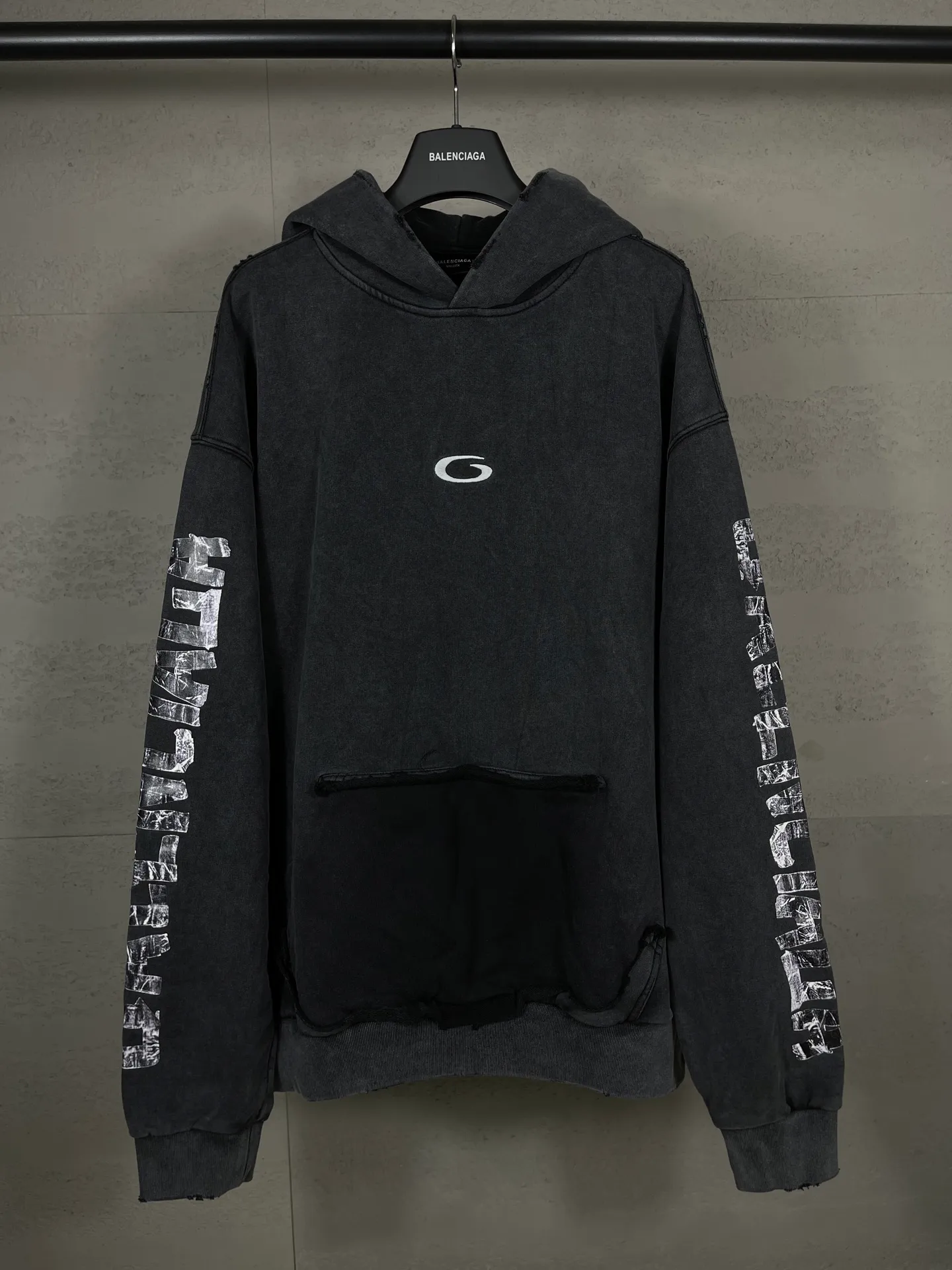 🅿️390 Detailed Picture [Top version. Official website quality] BALENCI*GA/Paris. 25ss latest model. Overweight craftsmanship. Masking tape direct-printing, LOGO embroidery on the front, open pockets on both sides, ready-to-wear hooded long-sleeved sweatshirt with washed distressing. The brick cabinets are synchronized. The fabric is made of Paris ZP custom-woven and dyed cotton sweatshirt. Weighing 460 grams, the cloth surface is clean. The cloth pattern is clear, soft and comfortable, and the threads are dyed with no color difference. The classic pattern is printed using computer direct printing. The front chest is embroidered using a computerized embroidery machine. The letters are clear and the effect is three-dimensional. Restored brick cabinets. Ready-made clothes washed and aged. Produced by ultra-heavy craftsmanship, the market currency is very different, welcome to compare. The version adopts OS loose shoulder design. The same style for men and women. Code: BL259971 Color: Washed Black Size: XS S M L