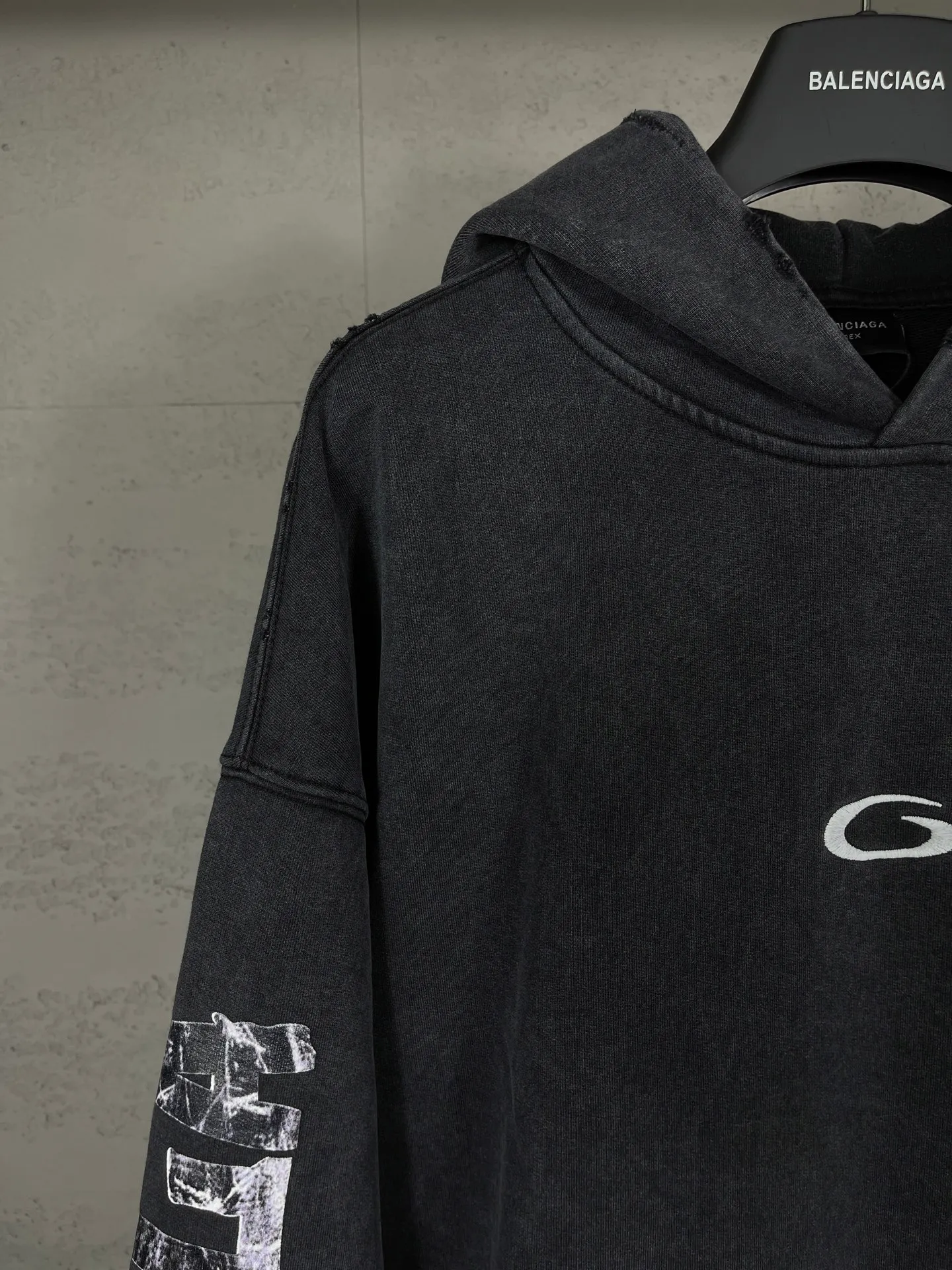 🅿️390 Detailed Picture [Top version. Official website quality] BALENCI*GA/Paris. 25ss latest model. Overweight craftsmanship. Masking tape direct-printing, LOGO embroidery on the front, open pockets on both sides, ready-to-wear hooded long-sleeved sweatshirt with washed distressing. The brick cabinets are synchronized. The fabric is made of Paris ZP custom-woven and dyed cotton sweatshirt. Weighing 460 grams, the cloth surface is clean. The cloth pattern is clear, soft and comfortable, and the threads are dyed with no color difference. The classic pattern is printed using computer direct printing. The front chest is embroidered using a computerized embroidery machine. The letters are clear and the effect is three-dimensional. Restored brick cabinets. Ready-made clothes washed and aged. Produced by ultra-heavy craftsmanship, the market currency is very different, welcome to compare. The version adopts OS loose shoulder design. The same style for men and women. Code: BL259971 Color: Washed Black Size: XS S M L