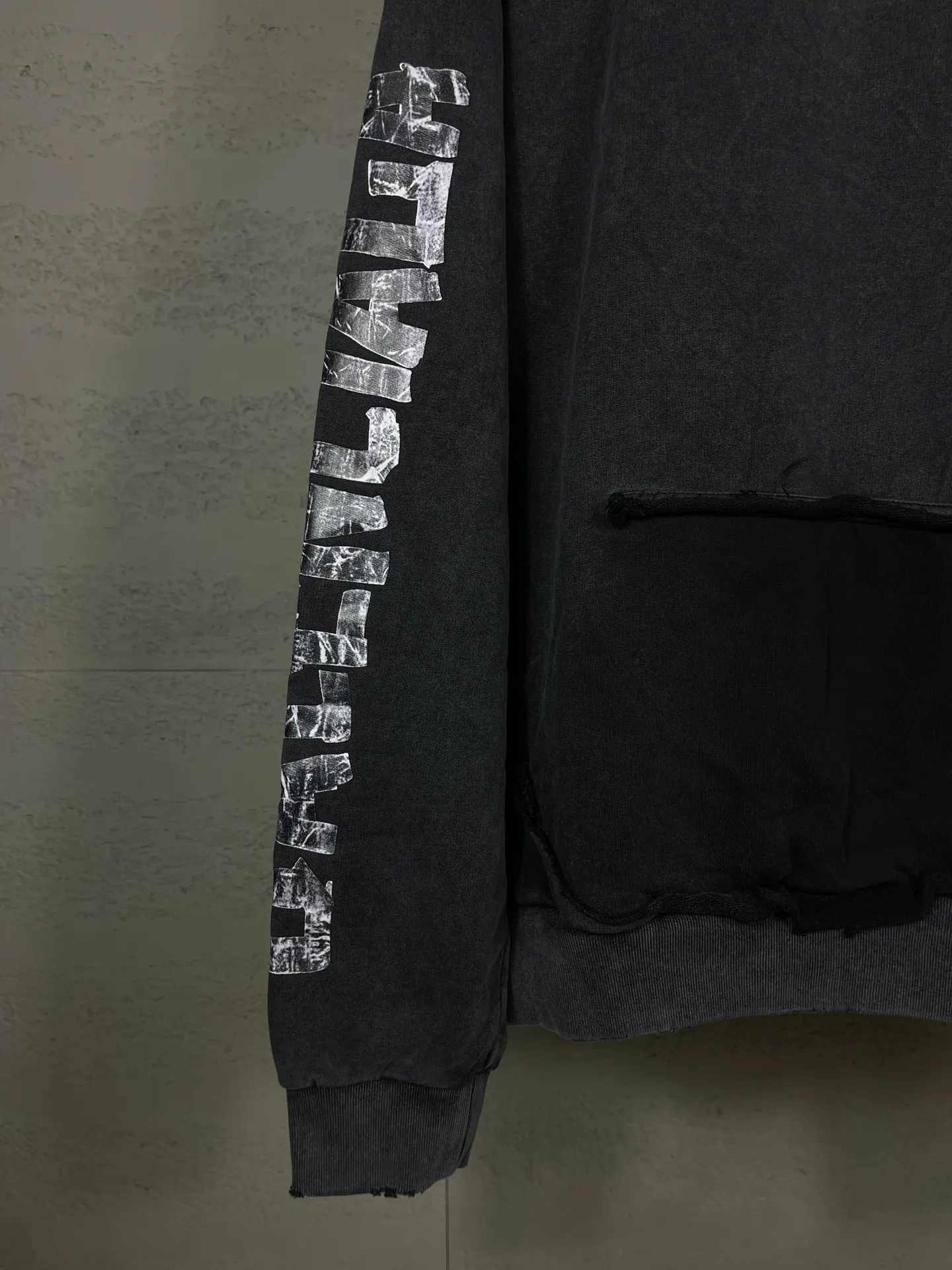🅿️390 Detailed Picture [Top version. Official website quality] BALENCI*GA/Paris. 25ss latest model. Overweight craftsmanship. Masking tape direct-printing, LOGO embroidery on the front, open pockets on both sides, ready-to-wear hooded long-sleeved sweatshirt with washed distressing. The brick cabinets are synchronized. The fabric is made of Paris ZP custom-woven and dyed cotton sweatshirt. Weighing 460 grams, the cloth surface is clean. The cloth pattern is clear, soft and comfortable, and the threads are dyed with no color difference. The classic pattern is printed using computer direct printing. The front chest is embroidered using a computerized embroidery machine. The letters are clear and the effect is three-dimensional. Restored brick cabinets. Ready-made clothes washed and aged. Produced by ultra-heavy craftsmanship, the market currency is very different, welcome to compare. The version adopts OS loose shoulder design. The same style for men and women. Code: BL259971 Color: Washed Black Size: XS S M L