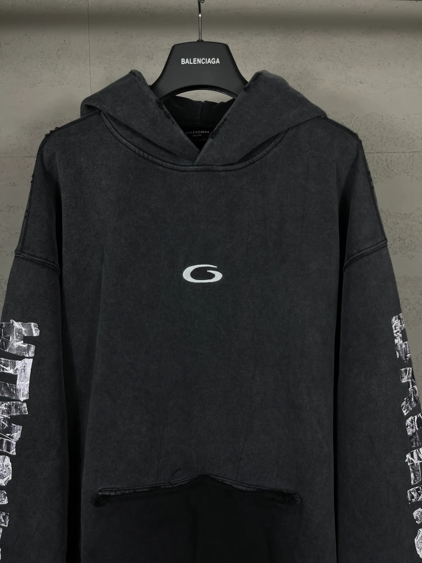 🅿️390 Detailed Picture [Top version. Official website quality] BALENCI*GA/Paris. 25ss latest model. Overweight craftsmanship. Masking tape direct-printing, LOGO embroidery on the front, open pockets on both sides, ready-to-wear hooded long-sleeved sweatshirt with washed distressing. The brick cabinets are synchronized. The fabric is made of Paris ZP custom-woven and dyed cotton sweatshirt. Weighing 460 grams, the cloth surface is clean. The cloth pattern is clear, soft and comfortable, and the threads are dyed with no color difference. The classic pattern is printed using computer direct printing. The front chest is embroidered using a computerized embroidery machine. The letters are clear and the effect is three-dimensional. Restored brick cabinets. Ready-made clothes washed and aged. Produced by ultra-heavy craftsmanship, the market currency is very different, welcome to compare. The version adopts OS loose shoulder design. The same style for men and women. Code: BL259971 Color: Washed Black Size: XS S M L