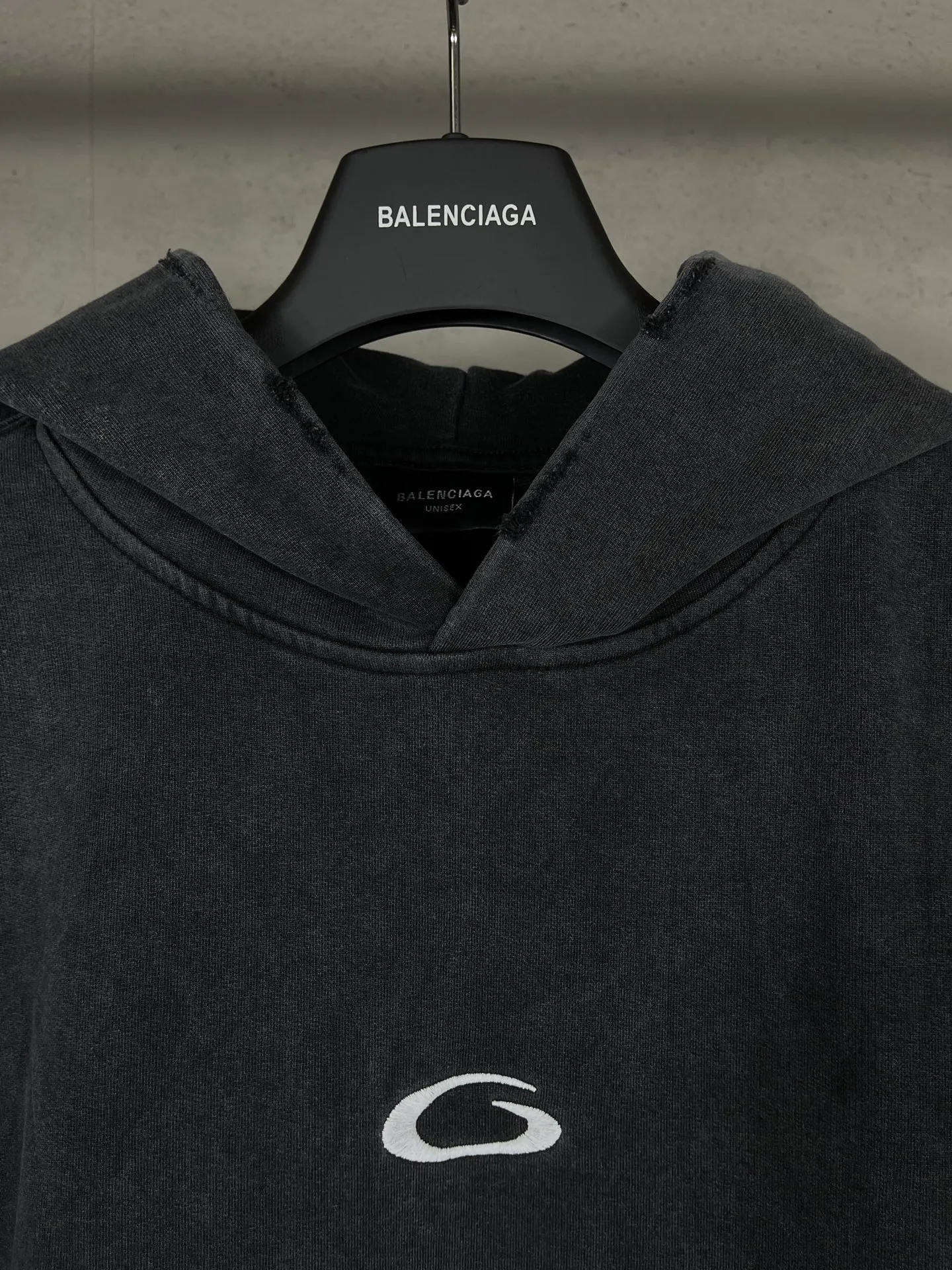 🅿️390 Detailed Picture [Top version. Official website quality] BALENCI*GA/Paris. 25ss latest model. Overweight craftsmanship. Masking tape direct-printing, LOGO embroidery on the front, open pockets on both sides, ready-to-wear hooded long-sleeved sweatshirt with washed distressing. The brick cabinets are synchronized. The fabric is made of Paris ZP custom-woven and dyed cotton sweatshirt. Weighing 460 grams, the cloth surface is clean. The cloth pattern is clear, soft and comfortable, and the threads are dyed with no color difference. The classic pattern is printed using computer direct printing. The front chest is embroidered using a computerized embroidery machine. The letters are clear and the effect is three-dimensional. Restored brick cabinets. Ready-made clothes washed and aged. Produced by ultra-heavy craftsmanship, the market currency is very different, welcome to compare. The version adopts OS loose shoulder design. The same style for men and women. Code: BL259971 Color: Washed Black Size: XS S M L