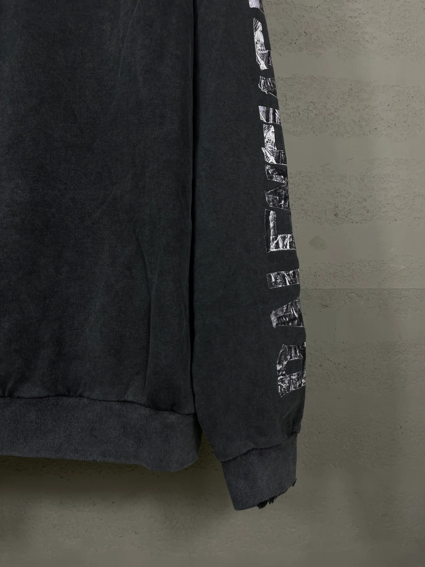 🅿️390 Detailed Picture [Top version. Official website quality] BALENCI*GA/Paris. 25ss latest model. Overweight craftsmanship. Masking tape direct-printing, LOGO embroidery on the front, open pockets on both sides, ready-to-wear hooded long-sleeved sweatshirt with washed distressing. The brick cabinets are synchronized. The fabric is made of Paris ZP custom-woven and dyed cotton sweatshirt. Weighing 460 grams, the cloth surface is clean. The cloth pattern is clear, soft and comfortable, and the threads are dyed with no color difference. The classic pattern is printed using computer direct printing. The front chest is embroidered using a computerized embroidery machine. The letters are clear and the effect is three-dimensional. Restored brick cabinets. Ready-made clothes washed and aged. Produced by ultra-heavy craftsmanship, the market currency is very different, welcome to compare. The version adopts OS loose shoulder design. The same style for men and women. Code: BL259971 Color: Washed Black Size: XS S M L