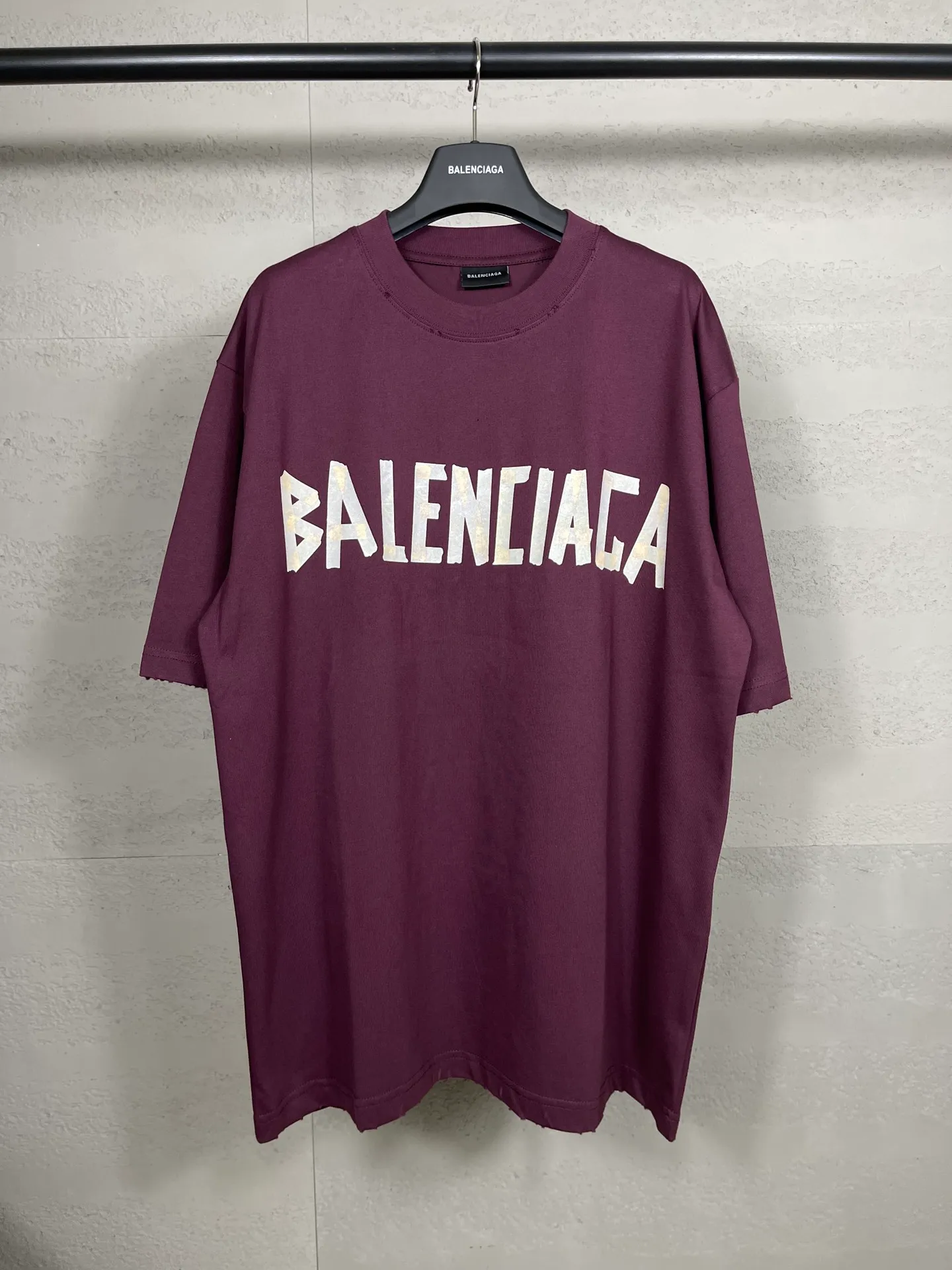 🅿️194 Real photos [Top version. Official website quality] BALENCI*GA/Paris. 23ss latest classic model. Tape pulp printing. Ready-to-wear washed and worn short-sleeved T-shirt. Brick cabinet synchronization. The fabric is made of Paris ZP custom-woven and dyed 100% cotton double yarn compact cotton. The weight is 260 grams, the cloth surface is clean. The cloth pattern is clear, soft and comfortable, and the thread is dyed with no color difference. The classic pattern is printed with environmentally friendly imported materials, and the tape pattern is glued. The letters are clear and the effect is three-dimensional. Restored brick cabinet. The garments were washed and aged, and polished by many hands. Produced by ultra-heavy craftsmanship, the market currency is very different, welcome to compare.                                 Note⚠️ZP is made of iron gray garments that are washed and distressed. Pay attention to the big difference! Welcome to compare! The version adopts OS loose shoulder version. The same style for men and women. Code: BL223089 Color: iron gray, white, fluorescent green, gray blue, coffee color, fog blue, beige gray, burgundy, green, floral gray Size: XS S M L
