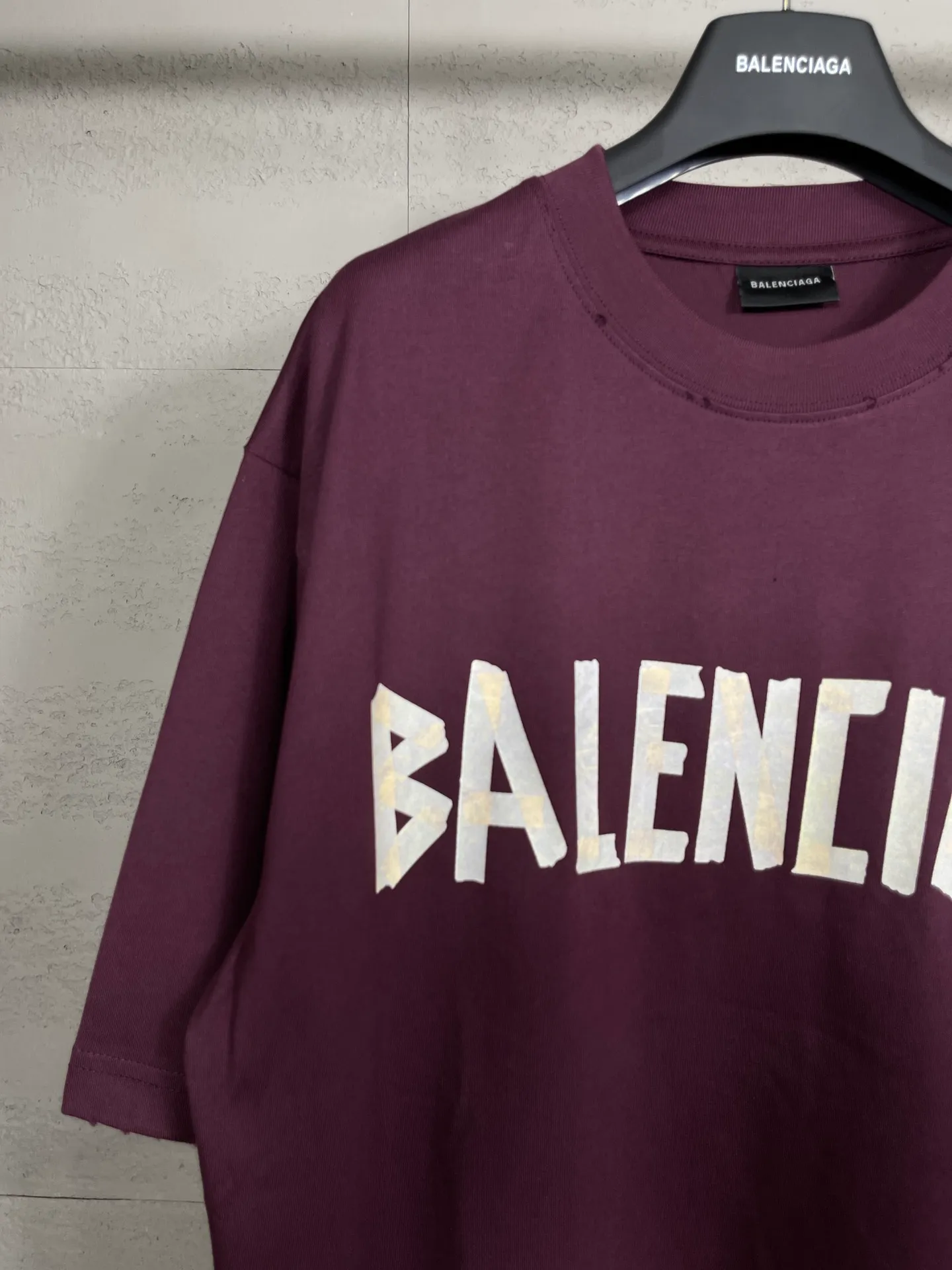 🅿️194 Real photos [Top version. Official website quality] BALENCI*GA/Paris. 23ss latest classic model. Tape pulp printing. Ready-to-wear washed and worn short-sleeved T-shirt. Brick cabinet synchronization. The fabric is made of Paris ZP custom-woven and dyed 100% cotton double yarn compact cotton. The weight is 260 grams, the cloth surface is clean. The cloth pattern is clear, soft and comfortable, and the thread is dyed with no color difference. The classic pattern is printed with environmentally friendly imported materials, and the tape pattern is glued. The letters are clear and the effect is three-dimensional. Restored brick cabinet. The garments were washed and aged, and polished by many hands. Produced by ultra-heavy craftsmanship, the market currency is very different, welcome to compare.                                 Note⚠️ZP is made of iron gray garments that are washed and distressed. Pay attention to the big difference! Welcome to compare! The version adopts OS loose shoulder version. The same style for men and women. Code: BL223089 Color: iron gray, white, fluorescent green, gray blue, coffee color, fog blue, beige gray, burgundy, green, floral gray Size: XS S M L