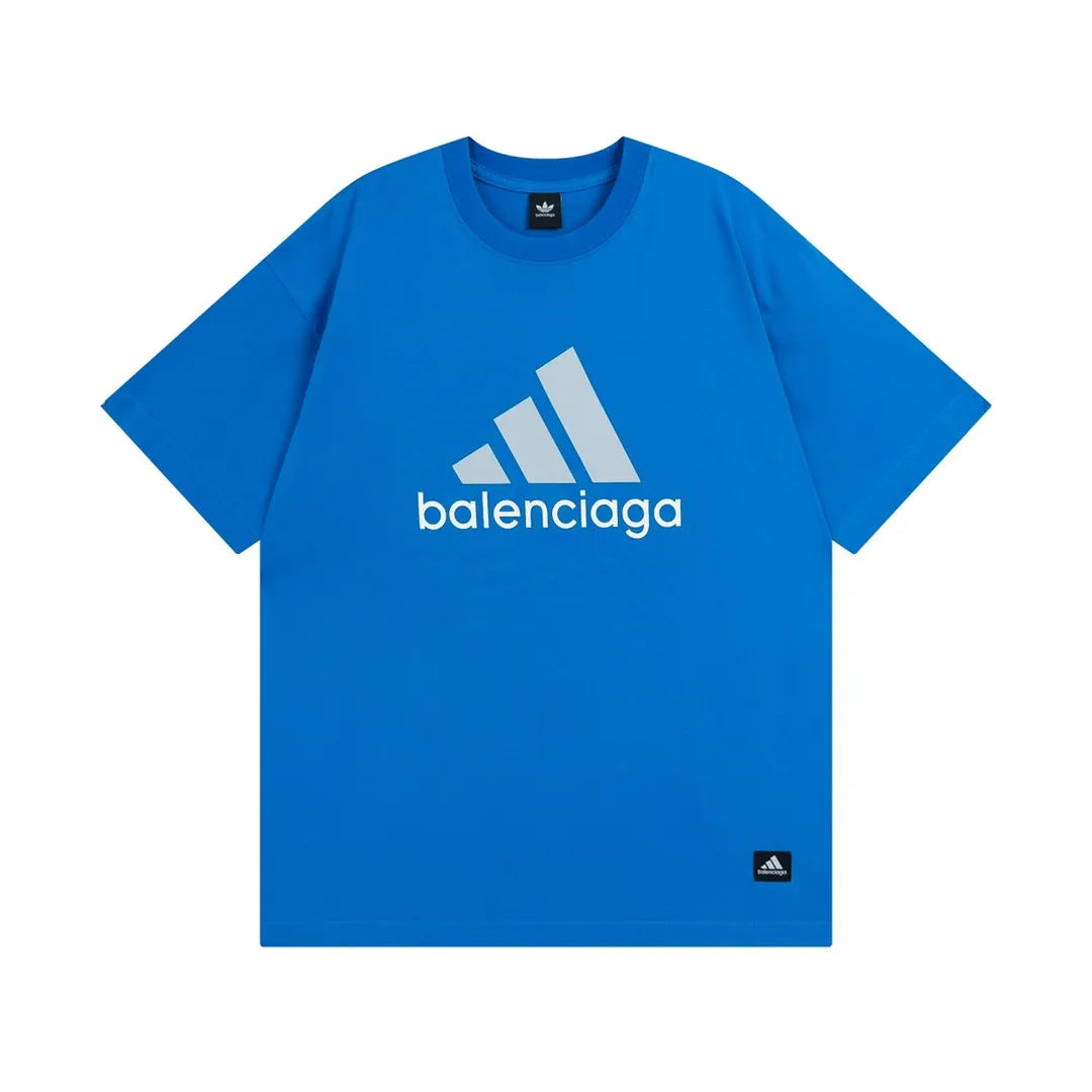 🅿️174 Detailed picture [Top version. Official website quality] BALENCI*GA/Paris co-branded Adidas front classic LOGO combination printed short-sleeved T-shirt# The fabric is made of Paris ZP custom-woven and dyed cotton double yarn. Weighing 260 grams, the cloth surface is clean. The cloth pattern is clear, soft and comfortable. The color fastness is good. It is not easy to change color. The threads are dyed with no color difference. The classic letter LOGO printing uses imported glue. The effect is three-dimensional and has no burrs. It is produced according to the pictures in the Jubie market. Welcome to compare. Restored brick cabinets. The version adopts OS loose shoulder version. Same style for men and women. Code: BL223076 Color: black. white. red. blue. sapphire blue Size: XS to L